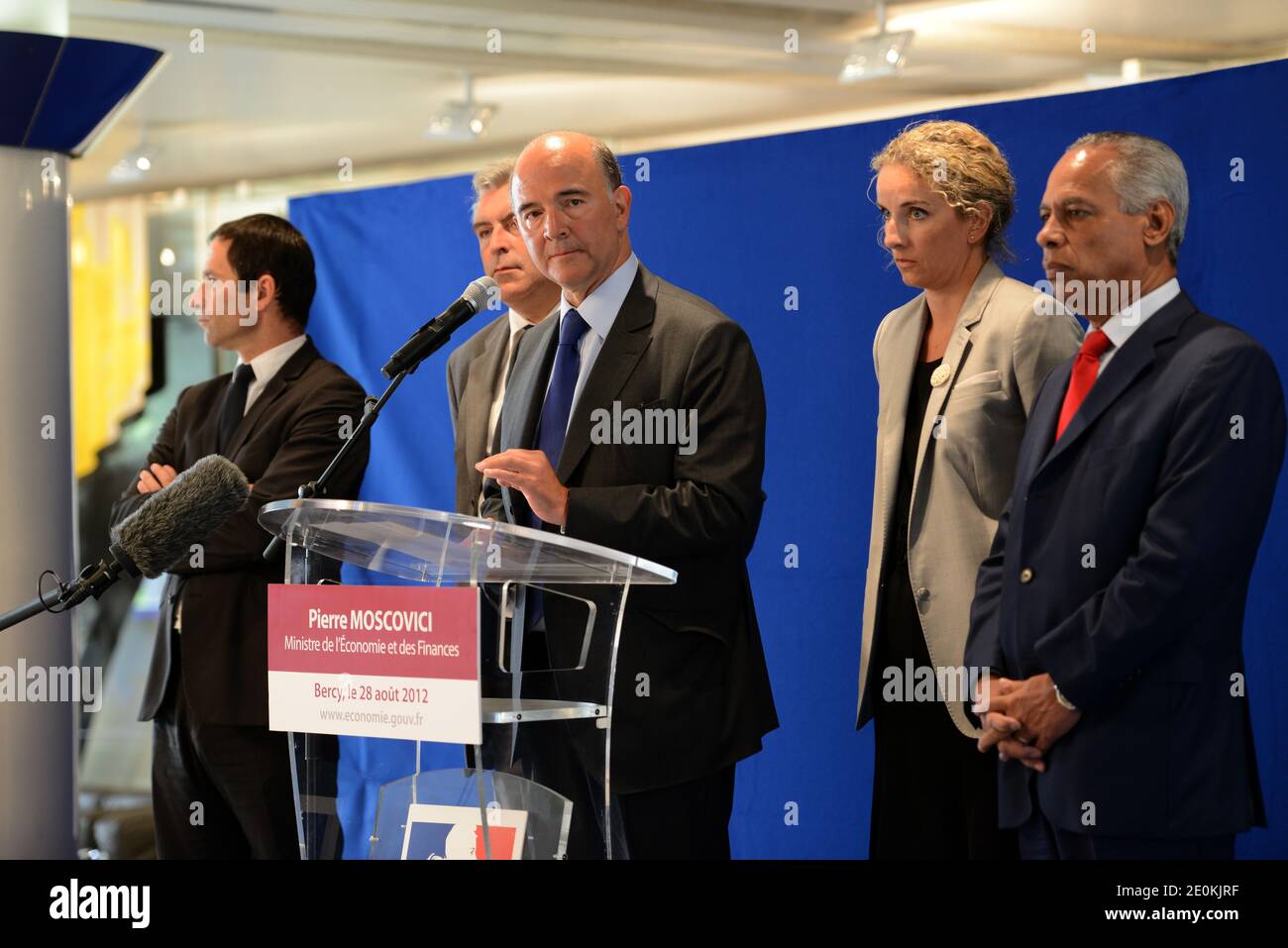 Il ministro francese dell'economia Pierre Moscovici (C) ha tenuto una conferenza stampa affiancata dal ministro junior dell'economia sociale Benoit Hamon, dal ministro junior dei Trasporti e dell'economia marittima Frederic Cuvillier, dal ministro dell'ecologia, dello sviluppo sostenibile e dell'energia Delphine Batho e dal ministro delle vicarie d'oltremare a Lurel presso il ministero dell'economia di Parigi, Francia dopo un incontro con gli attori francesi dell'industria petrolifera al dettaglio del petrolio al dettaglio sui prezzi del petrolio. Foto di Mousse/ABACAPRESS.COM Foto Stock