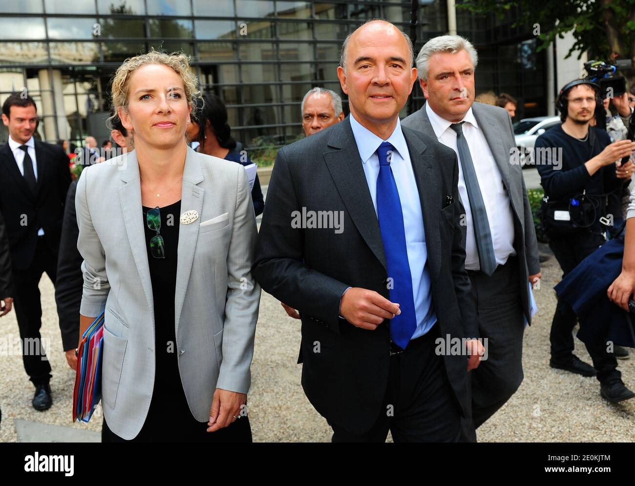 Il ministro francese dell'Economia Pierre Moscovici, affiancato dal ministro dell'Ecologia, dello sviluppo sostenibile e dell'energia Delphine Batho, dal ministro dei territori d'oltremare Victorin Lurel e dal ministro junior dei Trasporti, dell'Economia marittima Frederic Cuvillier e dal suo consulente per la comunicazione Safia Otokore, giunge ad una conferenza stampa al ministero dell'Economia a Parigi, Francia dopo un incontro con il ministro dell'Economia francese, il ministro junior per l'Economia sociale, il ministro junior per i Trasporti e l'economia marittima, il ministro per l'Ecologia, lo sviluppo sostenibile e l'energia e il ministro per i territori d'oltremare a Economy mi Foto Stock