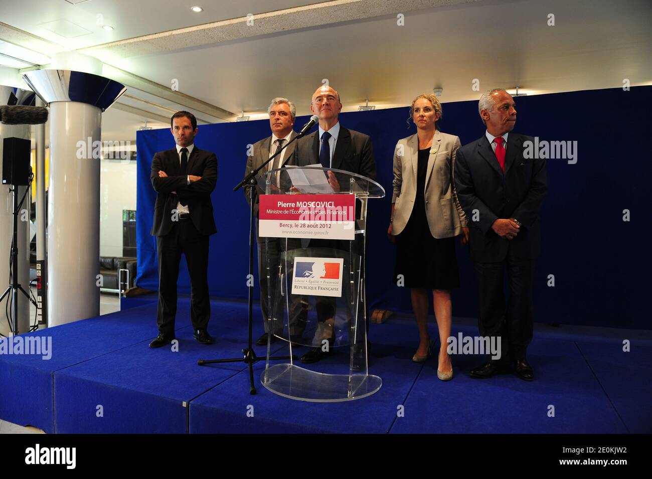 Il ministro francese dell'economia Pierre Moscovici (C) ha tenuto una conferenza stampa affiancata dal ministro junior dell'economia sociale Benoit Hamon, dal ministro junior dei Trasporti e dell'economia marittima Frederic Cuvillier, dal ministro dell'ecologia, dello sviluppo sostenibile e dell'energia Delphine Batho e dal ministro delle vicarie d'oltremare a Lurel presso il ministero dell'economia di Parigi, Francia dopo un incontro con gli attori francesi dell'industria petrolifera al dettaglio del petrolio al dettaglio sui prezzi del petrolio. Foto di Mousse/ABACAPRESS.COM Foto Stock
