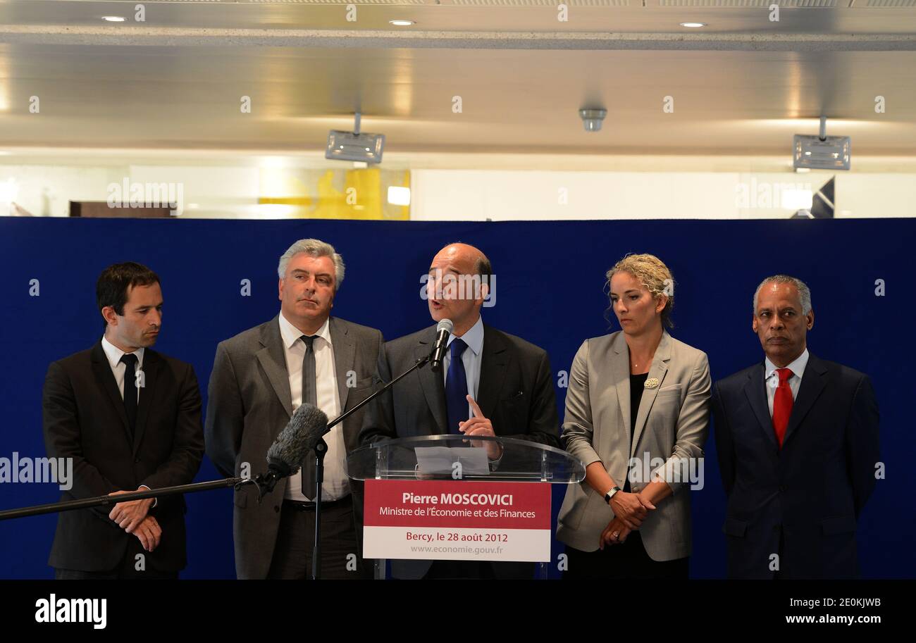 Il ministro francese dell'economia Pierre Moscovici (C) ha tenuto una conferenza stampa affiancata dal ministro junior dell'economia sociale Benoit Hamon, dal ministro junior dei Trasporti e dell'economia marittima Frederic Cuvillier, dal ministro dell'ecologia, dello sviluppo sostenibile e dell'energia Delphine Batho e dal ministro delle vicarie d'oltremare a Lurel presso il ministero dell'economia di Parigi, Francia dopo un incontro con gli attori francesi dell'industria petrolifera al dettaglio del petrolio al dettaglio sui prezzi del petrolio. Foto di Mousse/ABACAPRESS.COM Foto Stock