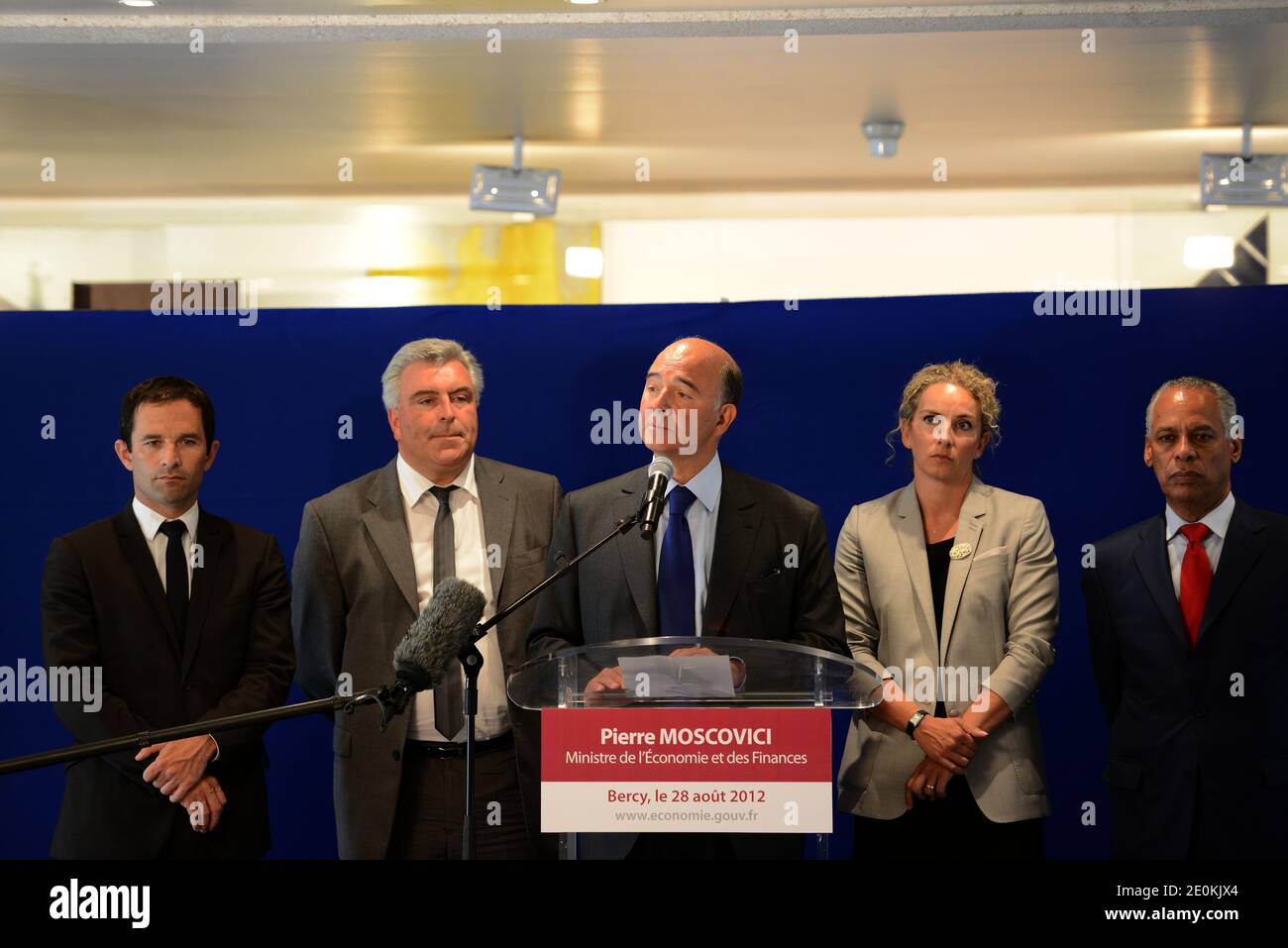 Il ministro francese dell'economia Pierre Moscovici (C) ha tenuto una conferenza stampa affiancata dal ministro junior dell'economia sociale Benoit Hamon, dal ministro junior dei Trasporti e dell'economia marittima Frederic Cuvillier, dal ministro dell'ecologia, dello sviluppo sostenibile e dell'energia Delphine Batho e dal ministro delle vicarie d'oltremare a Lurel presso il ministero dell'economia di Parigi, Francia dopo un incontro con gli attori francesi dell'industria petrolifera al dettaglio del petrolio al dettaglio sui prezzi del petrolio. Foto di Mousse/ABACAPRESS.COM Foto Stock