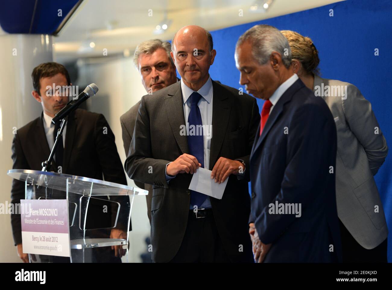 Il ministro francese dell'economia Pierre Moscovici (C) dopo una conferenza stampa affiancata dal ministro junior per l'economia sociale Benoit Hamon, dal ministro junior per i trasporti e l'economia marittima Frederic Cuvillier, dal ministro per l'ecologia, lo sviluppo sostenibile e l'energia Delphine Batho e dal ministro per i territori d'oltremare a Lurel presso il ministero dell'economia di Parigi, Francia dopo un incontro con gli attori francesi dell'industria petrolifera al dettaglio del petrolio al dettaglio sui prezzi del petrolio. Foto di Mousse/ABACAPRESS.COM Foto Stock