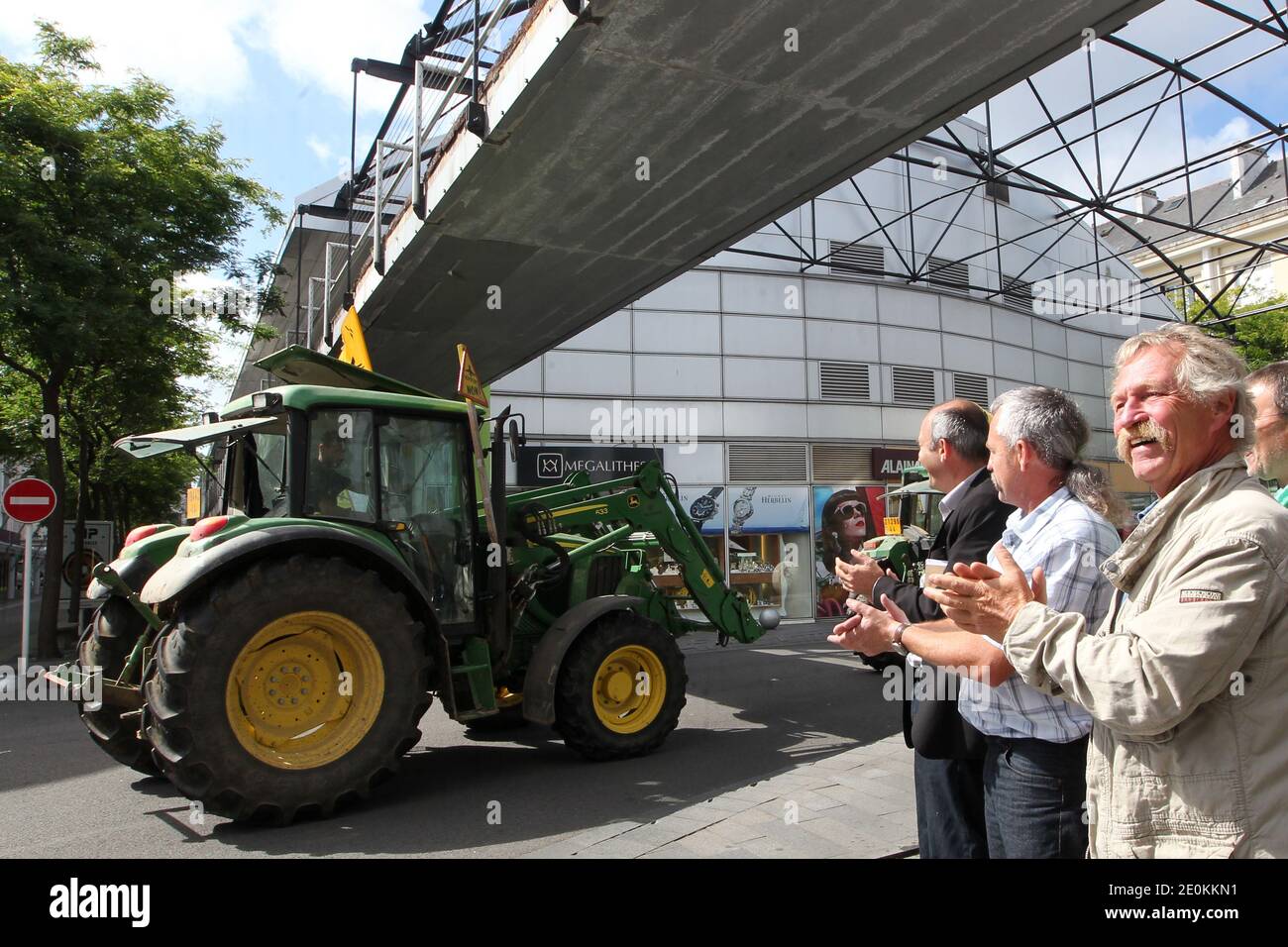 José Bove (R) e Sylvain Fresneau (C), deputato del Parlamento europeo del Partito Verde Francese, uno degli oppositori alla conveuzione dell'aeroporto internazionale di Notre-Dame-des-Landes, accusato di aver deliberatamente commesso violenza con il suo trattore durante una manifestazione dello scorso giugno, plaude all'arrivo di 150 trattori e sostenitori, Il 28 agosto 2012 fuori dal tribunale di Saint-Nazaire, Francia occidentale. Foto di Laetitia Notarianni/ABACAPRESS.COM Foto Stock