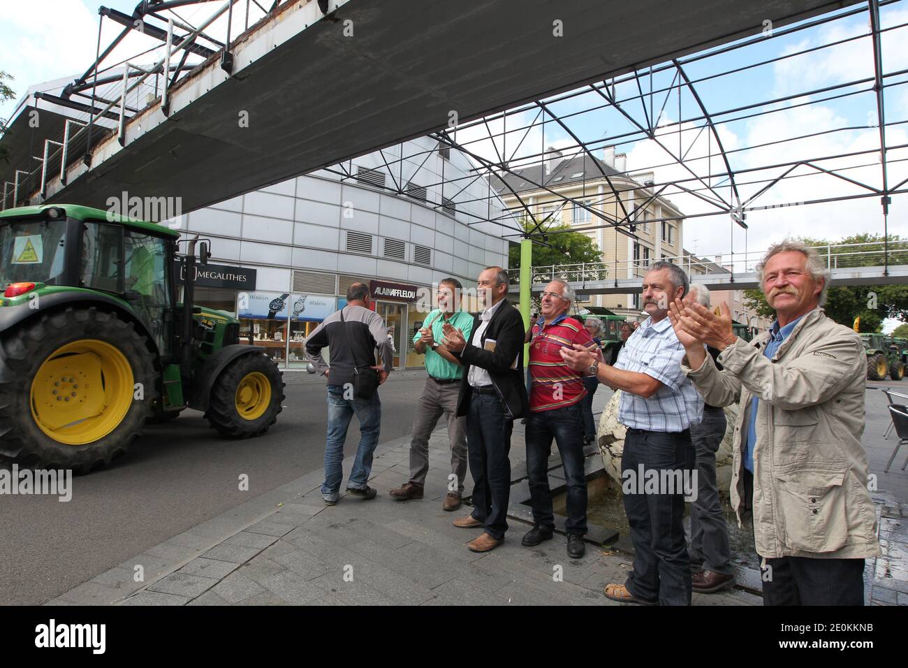 José Bove (R) e Sylvain Fresneau (C), deputato del Parlamento europeo del Partito Verde Francese, uno degli oppositori alla conveuzione dell'aeroporto internazionale di Notre-Dame-des-Landes, accusato di aver deliberatamente commesso violenza con il suo trattore durante una manifestazione dello scorso giugno, plaude all'arrivo di 150 trattori e sostenitori, Il 28 agosto 2012 fuori dal tribunale di Saint-Nazaire, Francia occidentale. Foto di Laetitia Notarianni/ABACAPRESS.COM Foto Stock