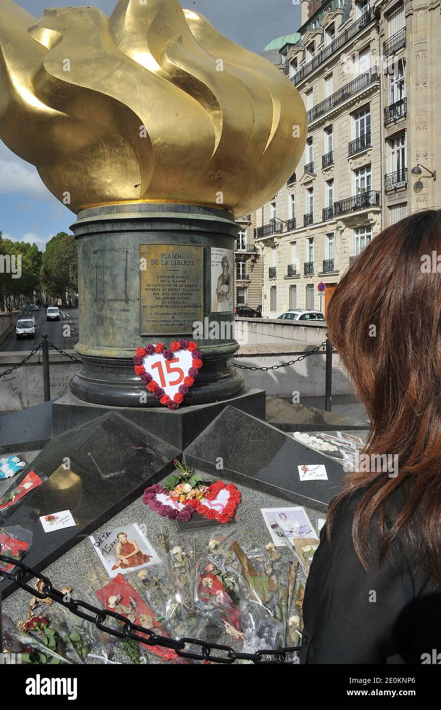 La gente si trova di fronte alla statua della "fiamma della libertà" al sottopassaggio Pont de l'Alma a Parigi, in Francia, il 31 agosto 2012, dove morì la signora Diana, il giorno del 15° anniversario della sua morte. Diana morì in un incidente d'auto in un tunnel parigino il 31 agosto 1997 insieme al suo compagno Dodi Fayed, scatenando una straordinaria catena di eventi. Foto di Giancarlo Gorassini/ABACAPRESS.COM Foto Stock