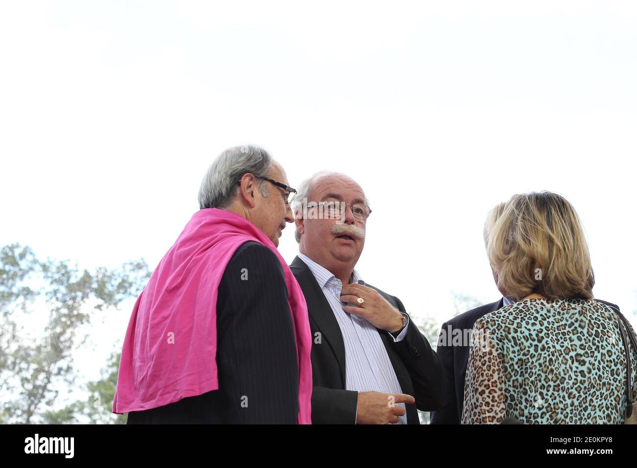 Gruppo petrolifero francese l'amministratore delegato globale Christophe de Margerie (C) parla con il presidente della Siemens France, Christophe de Maistre accanto al ministro francese degli espatriati Helene Conway durante l'associazione dei datori di lavoro francese Medef Summer University, a Jouy-en-Josas, vicino a Parigi, il 31 agosto 2012. Foto di Stephane Lemouton/ABACAPRESS.COM Foto Stock