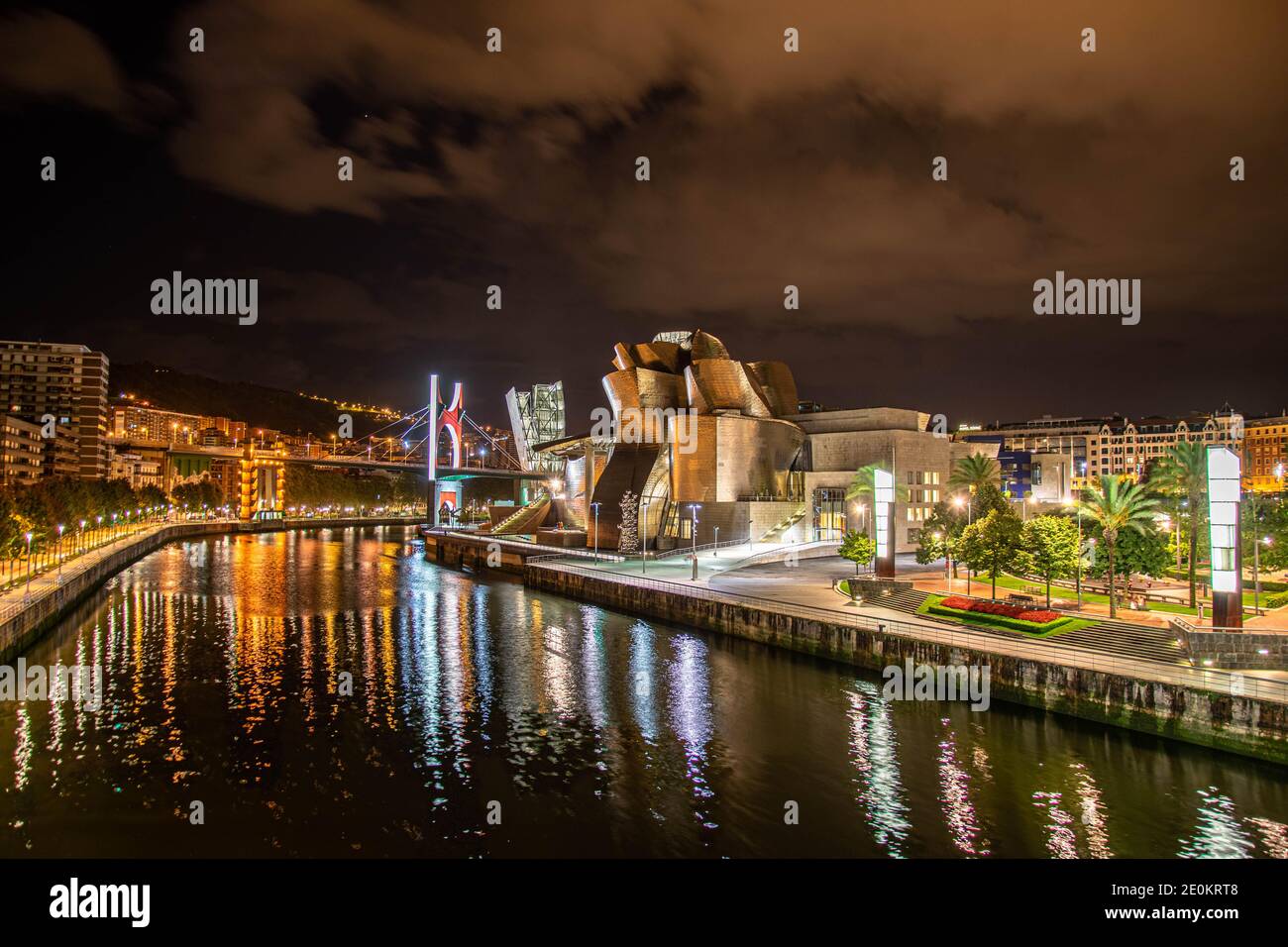 Riflessioni del museo Guggenheim nell'estuario di Bilbao Foto Stock