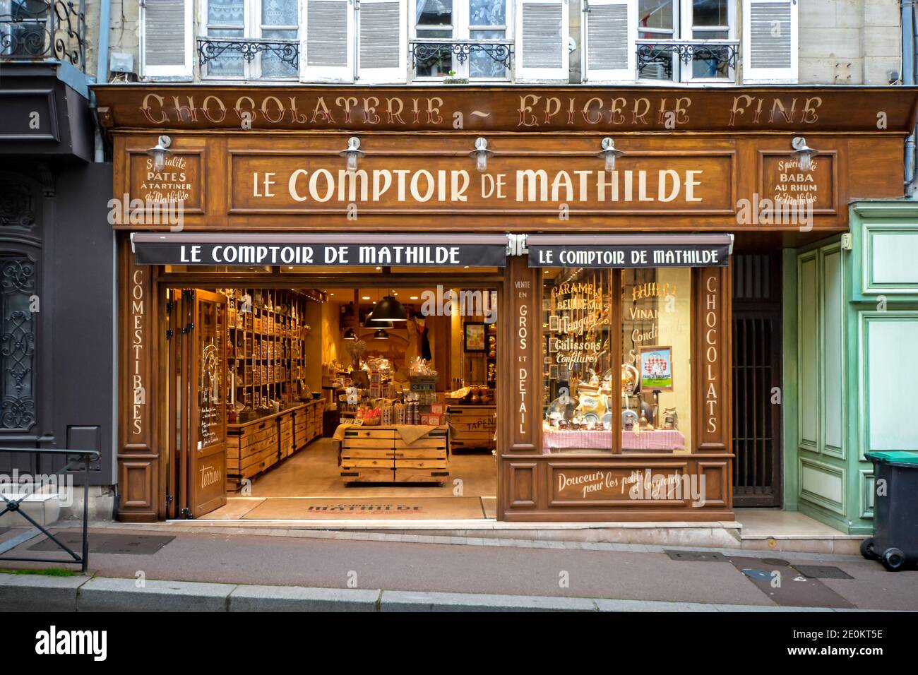 Vista dalla strada del negozio di cioccolato le Comptoir de Mathilde nella storica città di Bayeux in Normandia, Francia Foto Stock