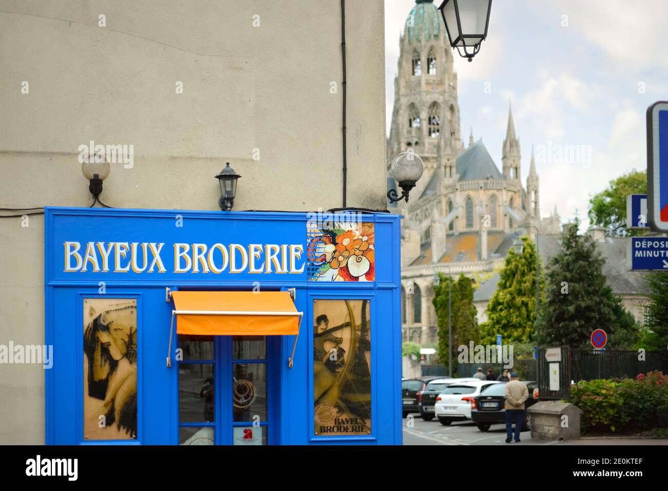 Una vista generale del cartello Bayeux Broderie Shop con la storica Cattedrale in vista, nella città storica di Bayeux Francia. Foto Stock