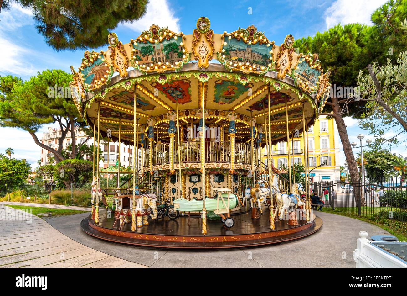 La colorata giostra a Albert I giardino, o Jardin Albert 1er in Vieux o città vecchia nel Mediterraneo città di Nizza Francia sulla Costa Azzurra Foto Stock