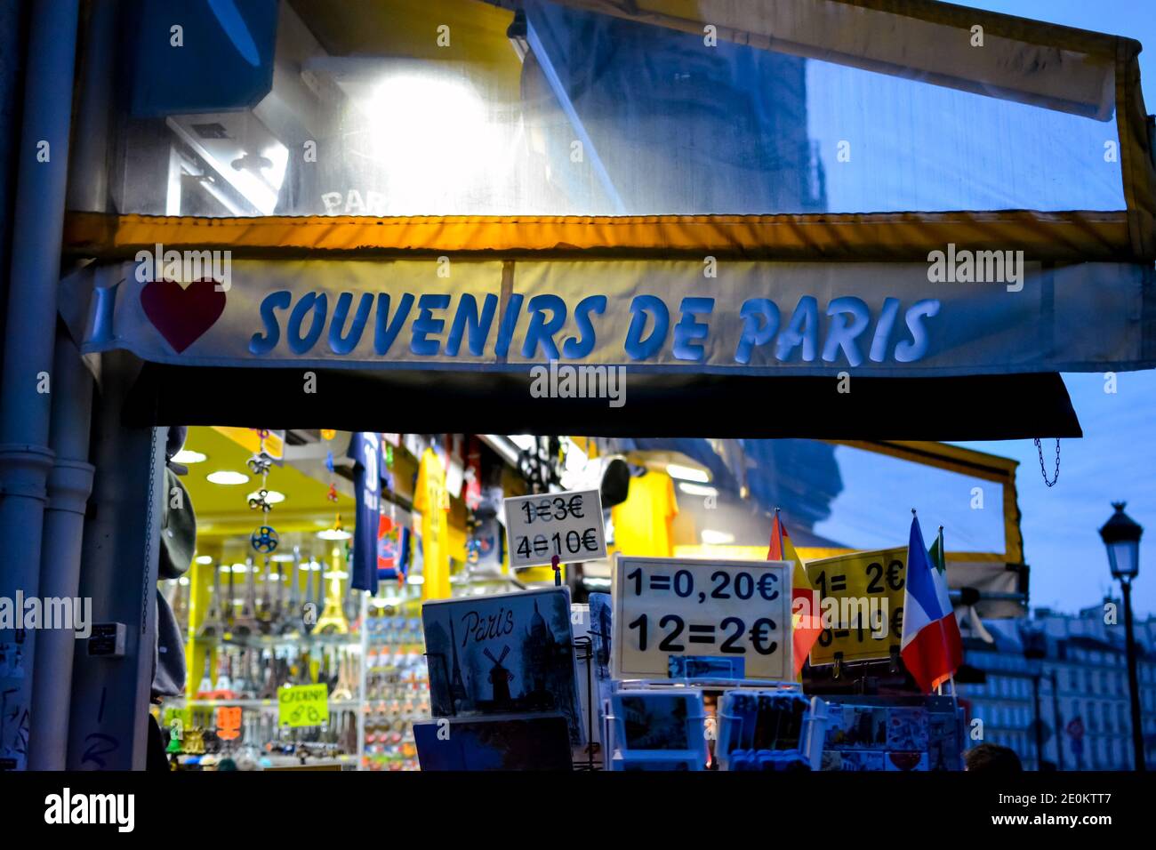 Un colorato negozio di articoli da regalo e souvenir nel Quartiere Latino di Parigi Francia in prima serata. Foto Stock