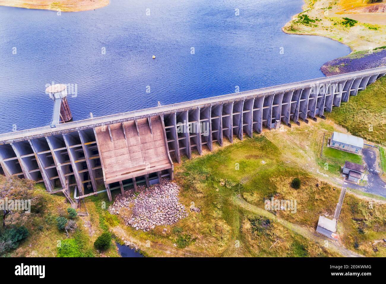 Muro di cemento di diga idroelettrica sul fiume Fish che forma il lago Oberon nel NSW dell'Australia - veduta aerea. Foto Stock