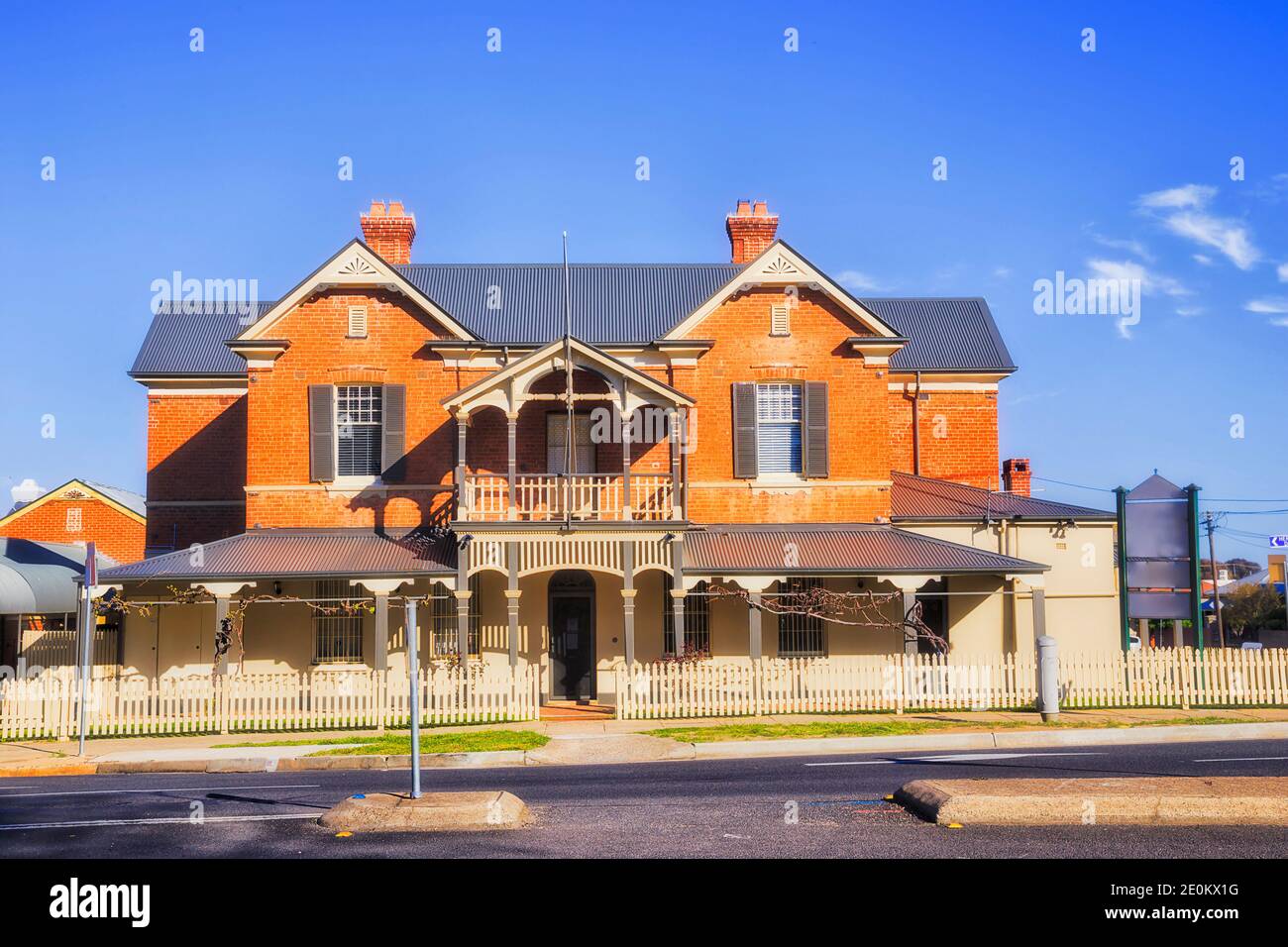 Facciata di una casa di servizi e affari locale che si affaccia sulla strada locale nella città di Bathurst in Australia - tradizionale architettura regionale bassa. Foto Stock