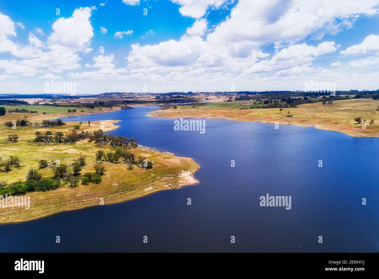 Lago Oberon a forma di serpente sopra la diga di Oberon sul fiume Fish in Australian Blue Mountains - vista aerea. Foto Stock
