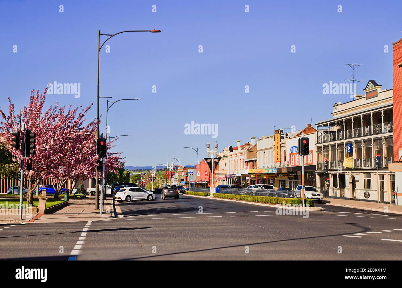 Bathurst, Australia - 3 ottobre 2020: William Street nella città australiana Bathurst il fine settimana lungo del Labor Day - una settimana prima di Bathurst 100 auto a motore ra Foto Stock
