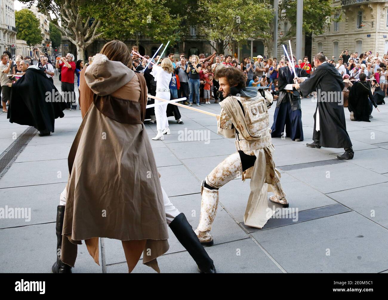 Quasi 50 membri dei fan club di 'Star Wars' hanno organizzato una battaglia in flash mob da trasmettere su internet, ricreando una scena della famosa battaglia del film cult, nel centro della città di Bordeaux, nella Francia sud-occidentale, l'8 settembre 2012. Foto di Patrick Bernard/ABACAPRESS.COM Foto Stock
