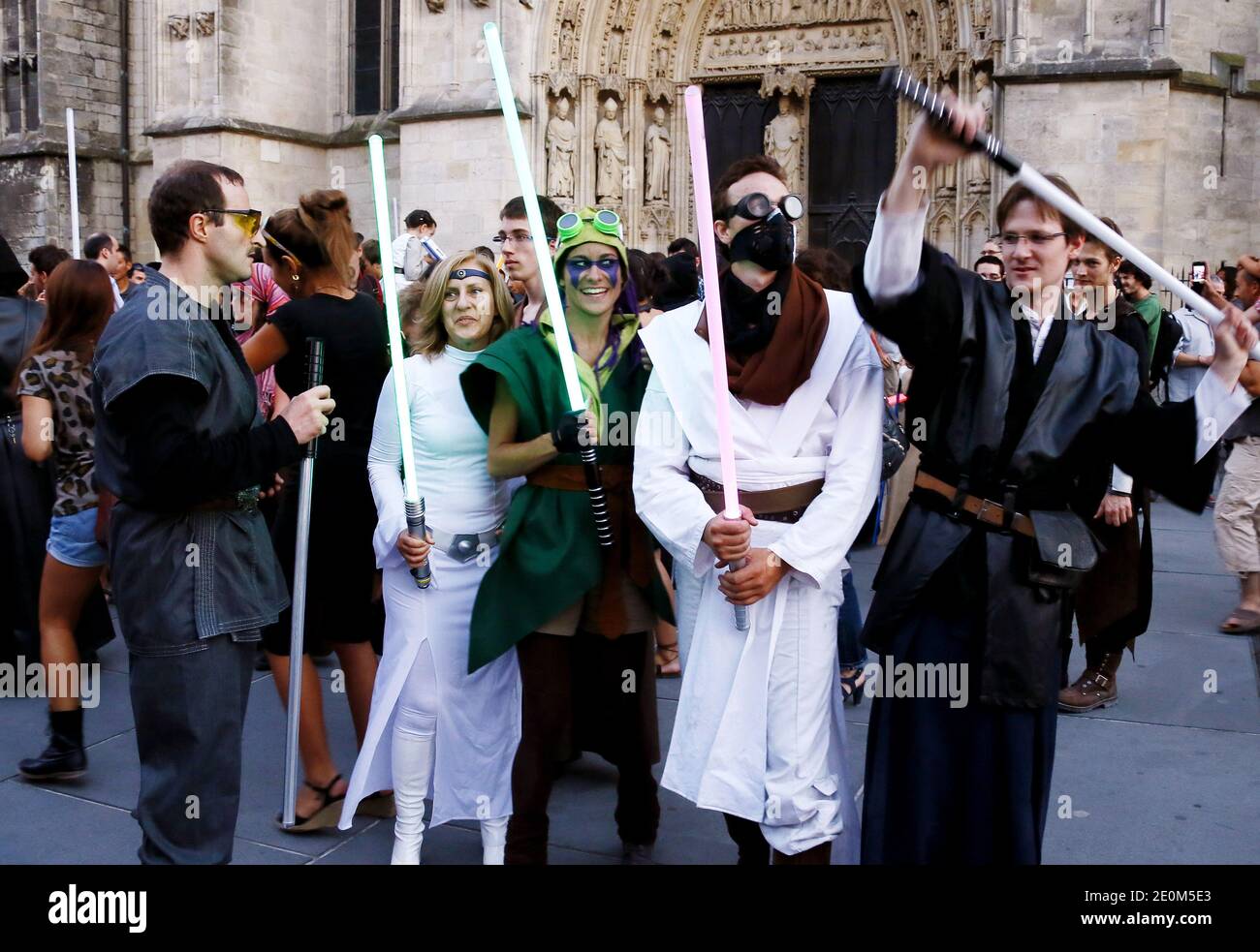 Quasi 50 membri dei fan club di 'Star Wars' hanno organizzato una battaglia in flash mob da trasmettere su internet, ricreando una scena della famosa battaglia del film cult, nel centro della città di Bordeaux, nella Francia sud-occidentale, l'8 settembre 2012. Foto di Patrick Bernard/ABACAPRESS.COM Foto Stock