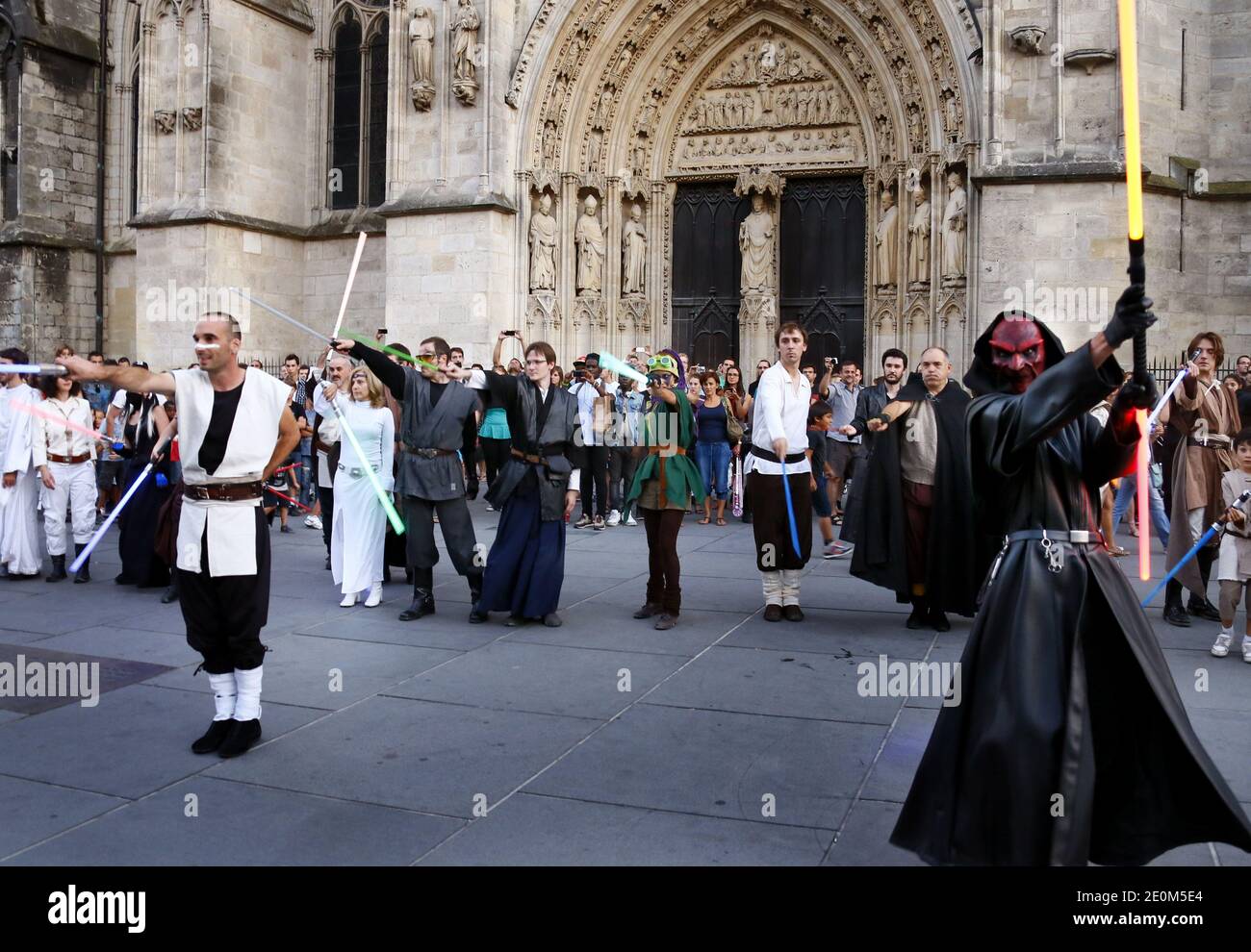 Quasi 50 membri dei fan club di 'Star Wars' hanno organizzato una battaglia in flash mob da trasmettere su internet, ricreando una scena della famosa battaglia del film cult, nel centro della città di Bordeaux, nella Francia sud-occidentale, l'8 settembre 2012. Foto di Patrick Bernard/ABACAPRESS.COM Foto Stock