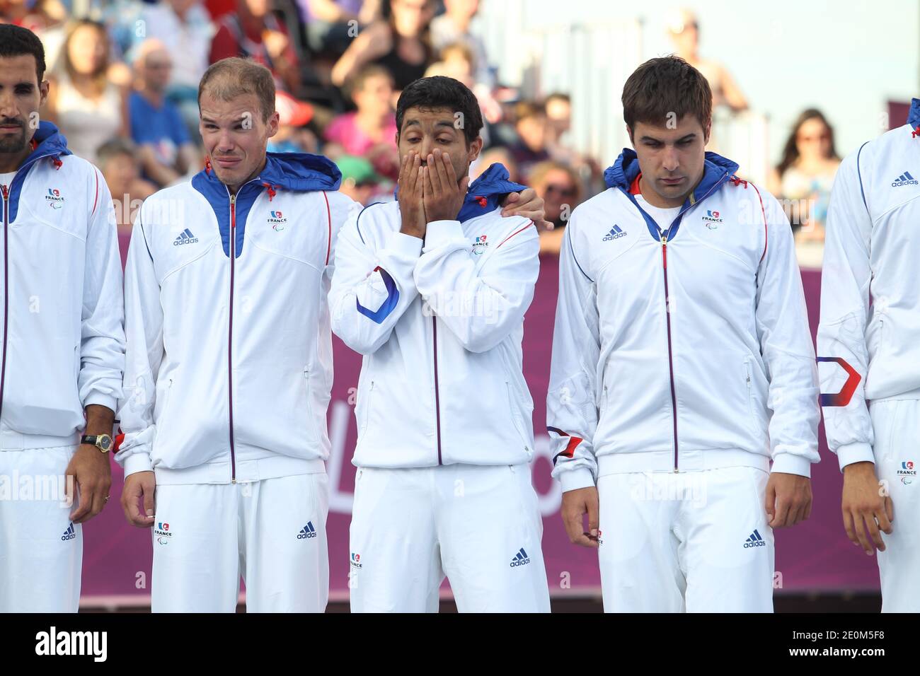 La squadra di calcio francese riceve le loro medaglie d'argento dopo la finale della medaglia d'oro di calcio a 5, Francia contro Brasile, durante i Giochi Paralimpici di Londra 2012 all'Olympic Park di Londra, Regno Unito, l'8 settembre 2012. Il Brasile ha vinto 2-0. Il calcio Paralimpico 5-a-side è conteso da squadre composte da quattro giocatori outfield ipovedenti che indossano bendolle con un portiere che può essere completamente avvistato. Il calcio con cui giocano contiene cuscinetti a sfera per produrre un rumore quando si muove. Foto di Pasco/ABACAPRESS.COM Foto Stock