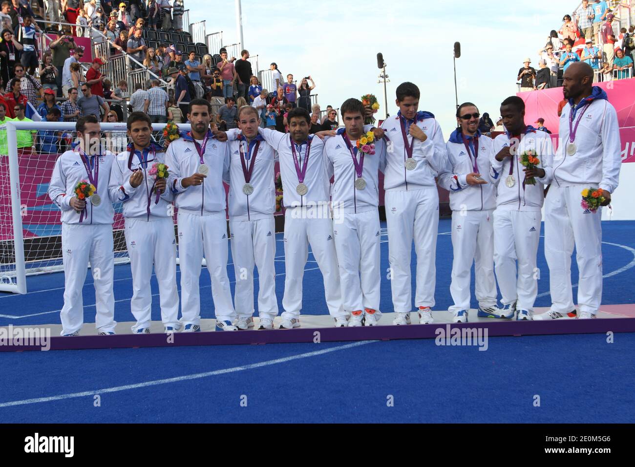 La squadra di calcio francese riceve le loro medaglie d'argento dopo la finale della medaglia d'oro di calcio a 5, Francia contro Brasile, durante i Giochi Paralimpici di Londra 2012 all'Olympic Park di Londra, Regno Unito, l'8 settembre 2012. Il Brasile ha vinto 2-0. Il calcio Paralimpico 5-a-side è conteso da squadre composte da quattro giocatori outfield ipovedenti che indossano bendolle con un portiere che può essere completamente avvistato. Il calcio con cui giocano contiene cuscinetti a sfera per produrre un rumore quando si muove. Foto di Pasco/ABACAPRESS.COM Foto Stock