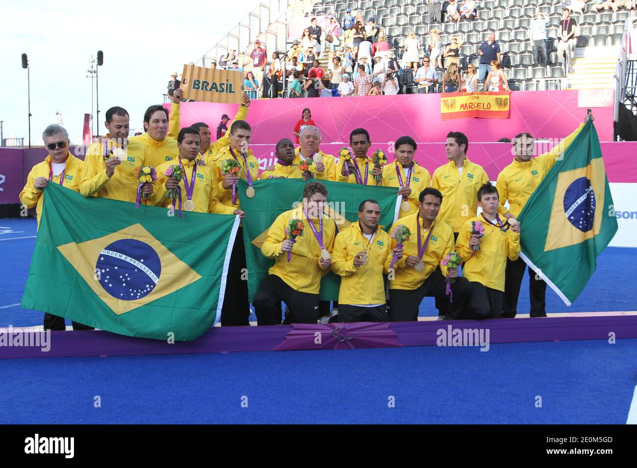 La squadra di calcio brasiliana riceve la medaglia d'oro dopo la finale della medaglia d'oro di calcio a 5, Francia contro Brasile, durante i Giochi Paralimpici di Londra 2012 all'Olympic Park di Londra, Regno Unito, l'8 settembre 2012. Il Brasile ha vinto 2-0. Il calcio Paralimpico 5-a-side è conteso da squadre composte da quattro giocatori outfield ipovedenti che indossano bendolle con un portiere che può essere completamente avvistato. Il calcio con cui giocano contiene cuscinetti a sfera per produrre un rumore quando si muove. Foto di Pasco/ABACAPRESS.COM Foto Stock