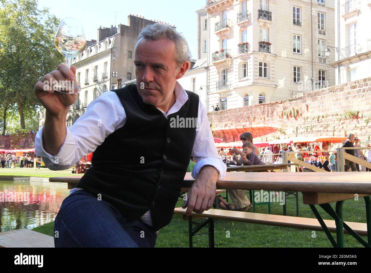 Il capo francese a tre stelle Alain Passard si pone durante il 'Festival Les Gouts Uniques' al Chateau des Ducs de Bretagne a Nantes, Francia, l'8 settembre 2012. Foto di Laetitia Notarianni/ABACAPRESS.COM Foto Stock