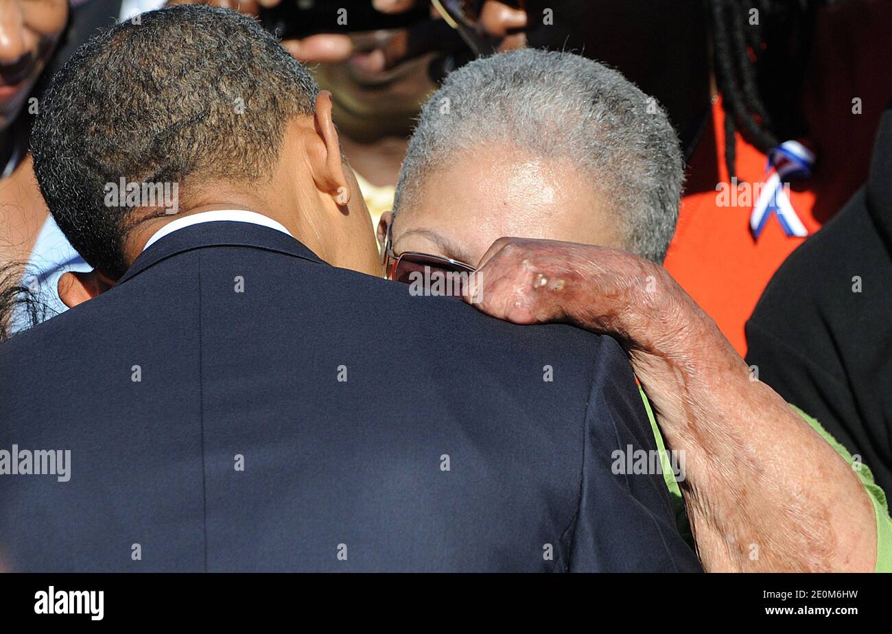 Il presidente Barack Obama saluta i sopravvissuti dall'attacco durante la commemorazione dell'undicesimo anniversario dei 9-11 attacchi al Pentagono, ad Arlington, VA, USA il 11 settembre 2012. Foto di Olivier Douliery/ABACAPRESS.COM Foto Stock