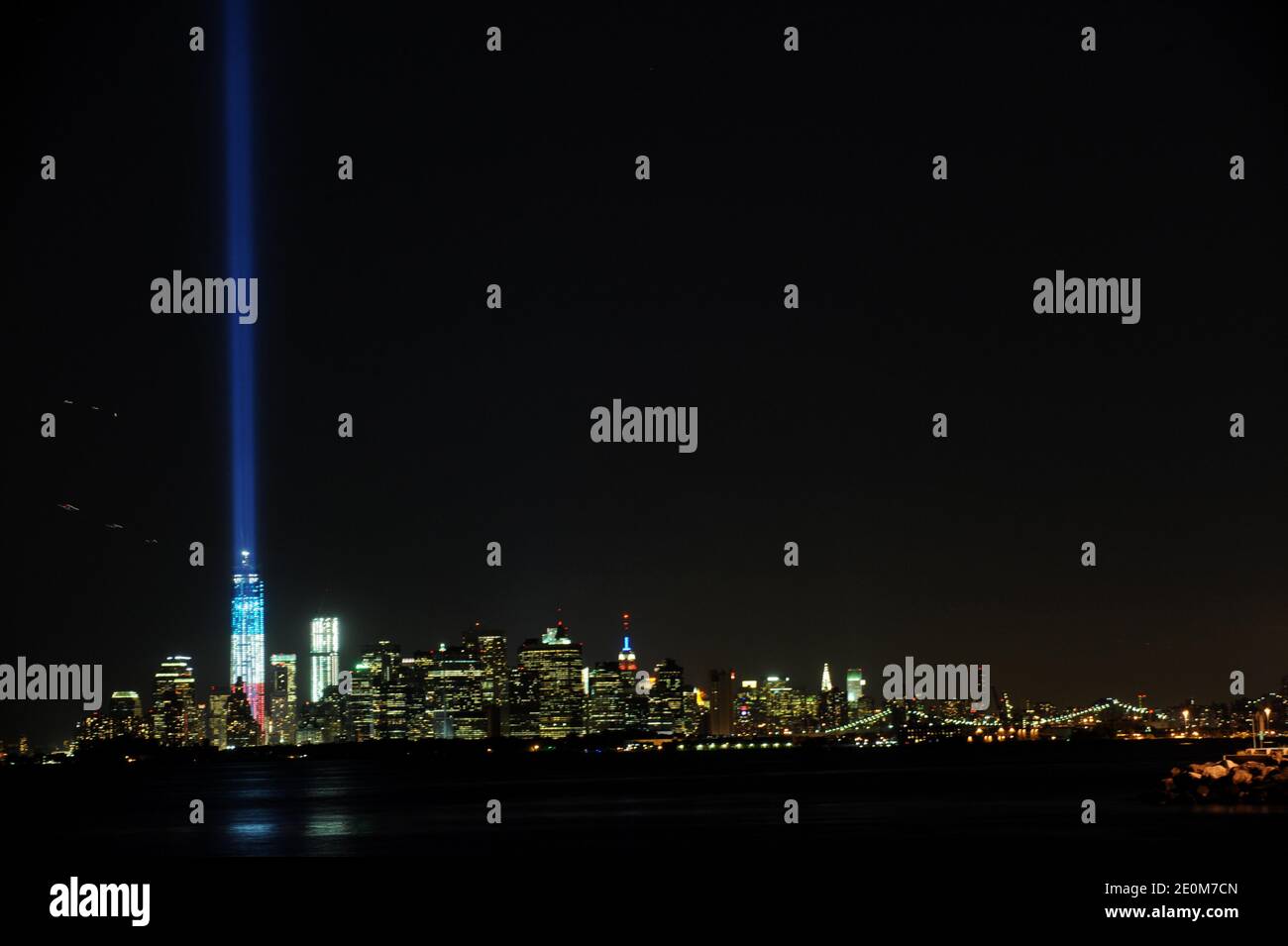 Le 9-11 Tribute Lights sono apparse dal 69th Street Pier a Bay Ridge Brooklyn a New York City, NY, USA il 11 settembre 2012. Foto di Brad Barket/ABACAPRESS.COM Foto Stock