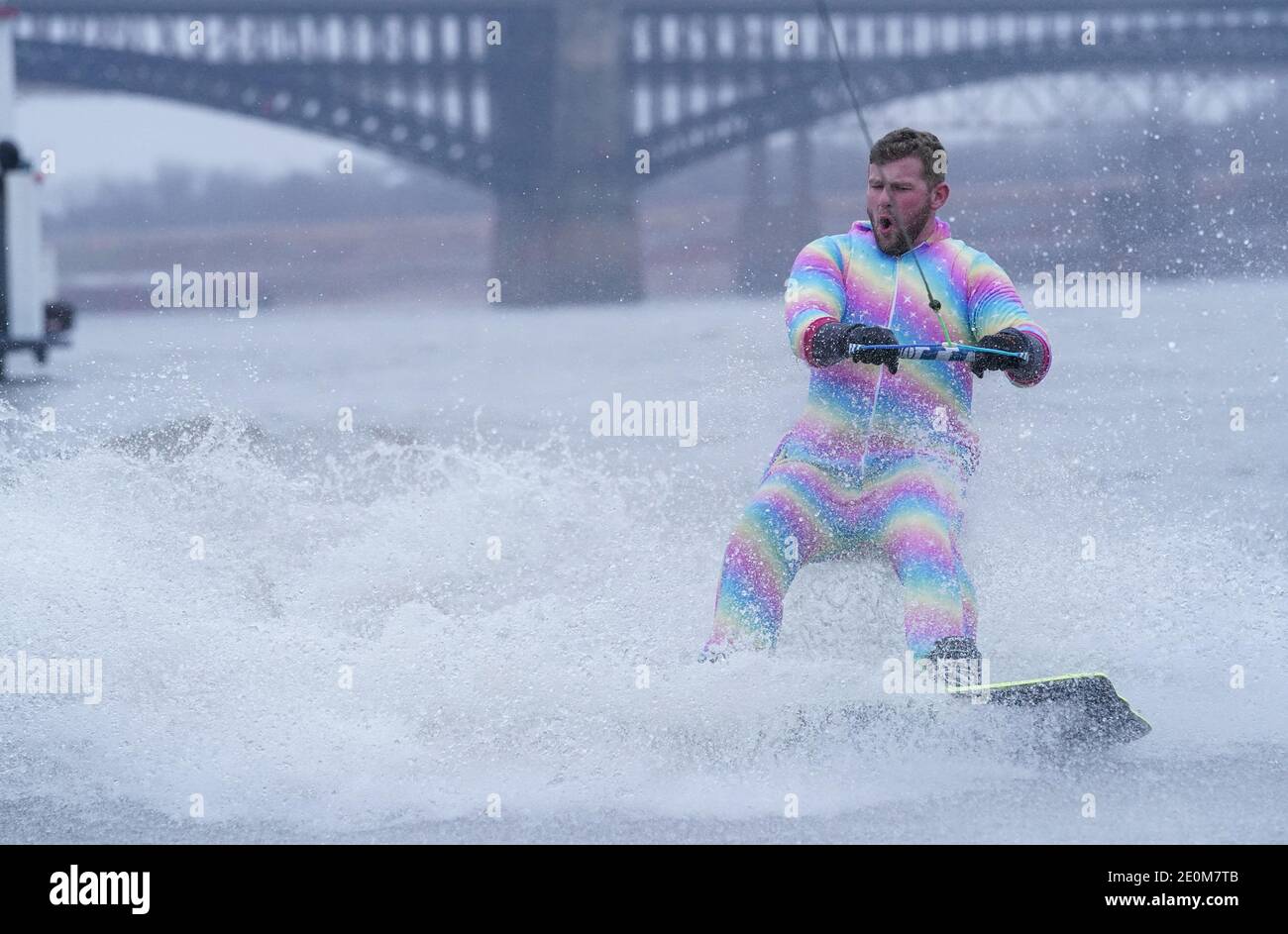 St. Louis, Stati Uniti. 01 gennaio 2021. Lo sciatore d'acqua Brian Engelhard del lago St. Louis, Missouri, spruzzi d'acqua durante una svolta sul fiume Mississippi il giorno di Capodanno, a St. Louis, venerdì 1 gennaio 2021. Gli sciatori d'acqua hanno dimostrato fino a sciare sul fiume Mississippi per gli ultimi 36 anni il giorno di Capodanno, raccogliendo soldi per insegnare a coloro con disabilità evolutive l'arte dello sci d'acqua. Photo by Bill Greenblatt/UPI Credit: UPI/Alamy Live News Foto Stock