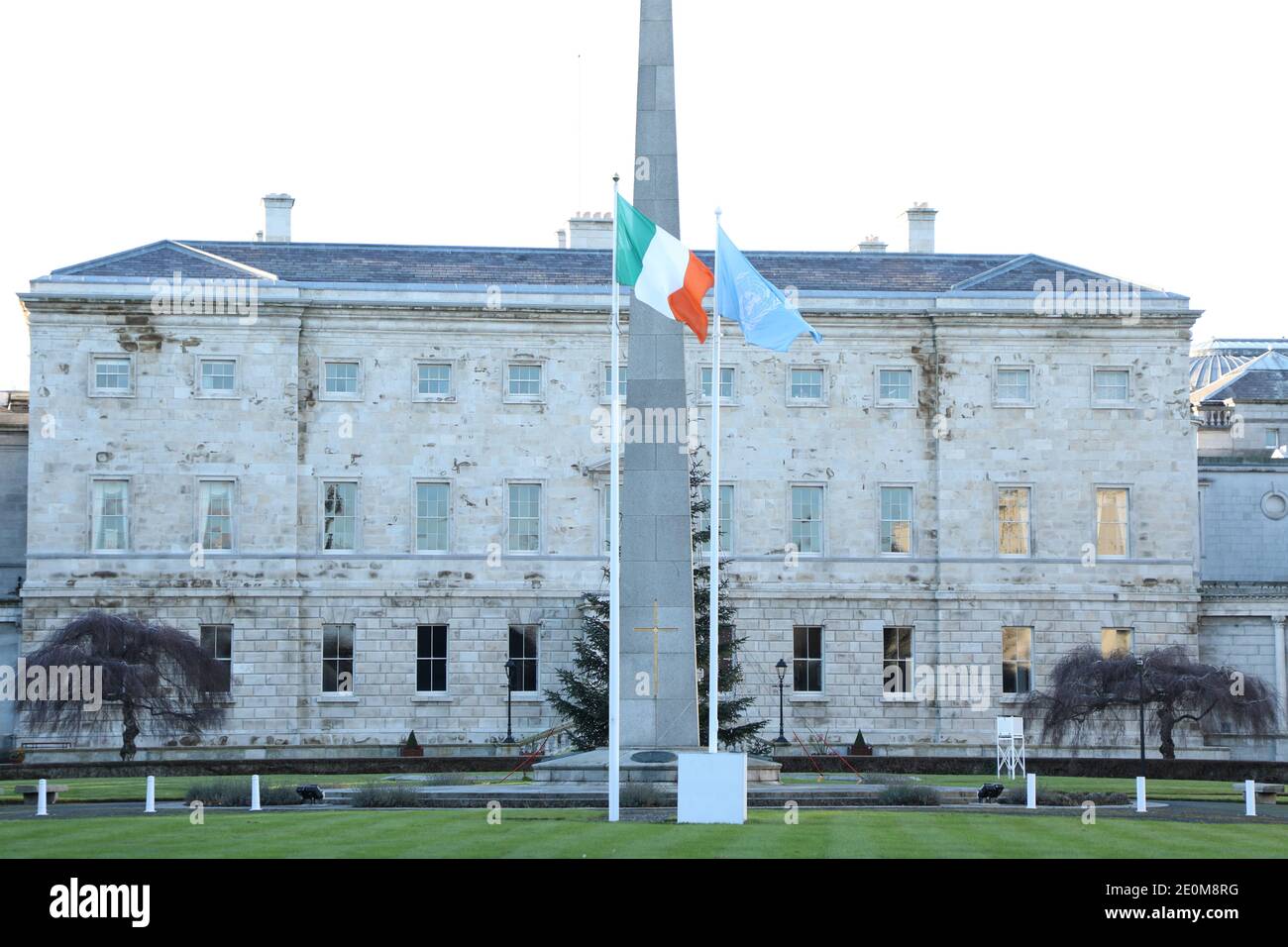 Dublino. 1 gennaio 2021. La bandiera delle Nazioni Unite (R) è vista volare accanto alla bandiera nazionale irlandese a Leinster House a Dublino, Irlanda, 1 gennaio 2021. L'Irlanda ha preso la sua sede come membro eletto del Consiglio di sicurezza delle Nazioni Unite (ONU) per un mandato di due anni a partire dal 1 gennaio 2021, ha detto il Dipartimento degli Affari Esteri del paese venerdì. Credit: Xinhua/Alamy Live News Foto Stock