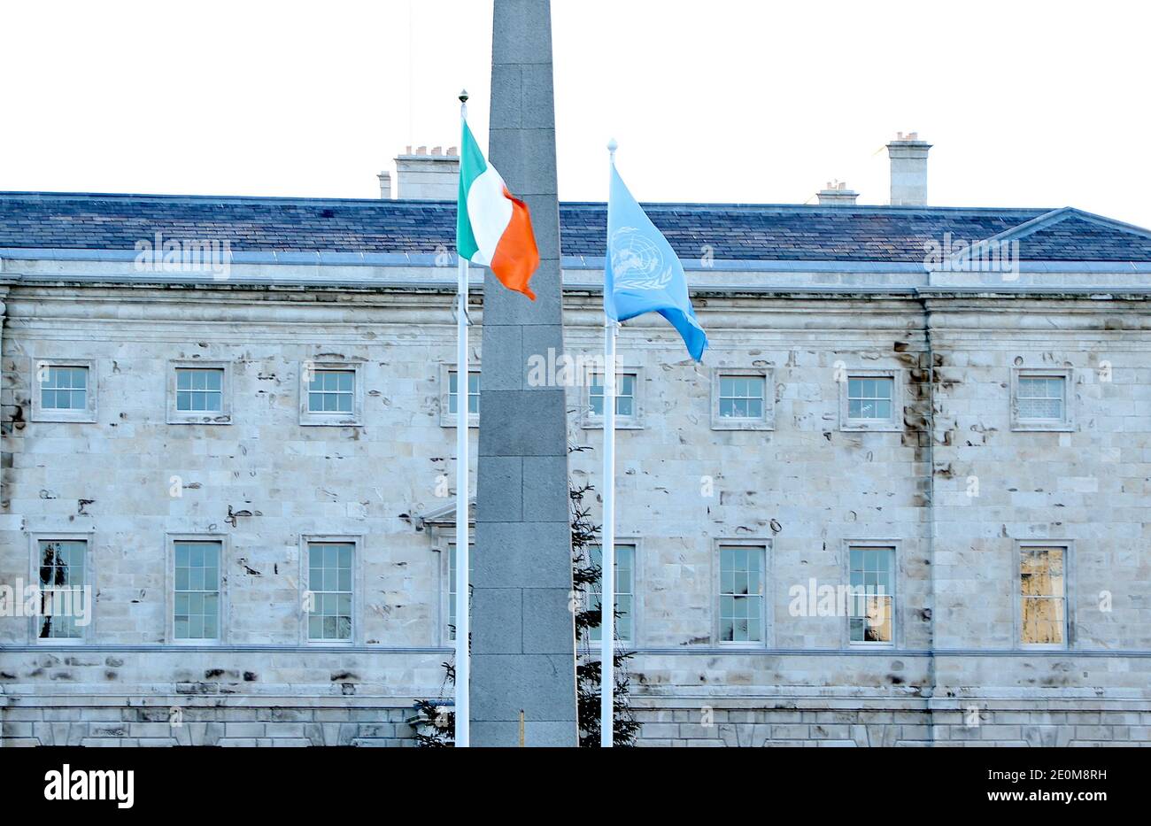 Dublino. 1 gennaio 2021. La bandiera delle Nazioni Unite (R) è vista volare accanto alla bandiera nazionale irlandese a Leinster House a Dublino, Irlanda, 1 gennaio 2021. L'Irlanda ha preso la sua sede come membro eletto del Consiglio di sicurezza delle Nazioni Unite (ONU) per un mandato di due anni a partire dal 1 gennaio 2021, ha detto il Dipartimento degli Affari Esteri del paese venerdì. Credit: Xinhua/Alamy Live News Foto Stock