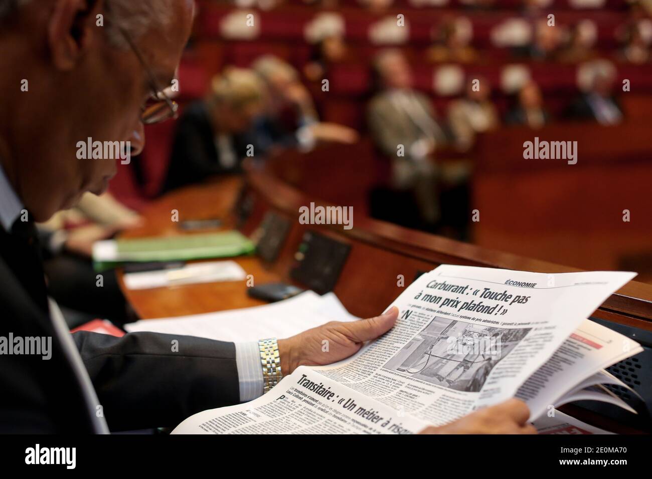 Il Ministro francese delle Victorti dei territori d'oltremare di Durel ha letto l'articolo di un giornale sulle imposte del GDF durante una conferenza ambientale presso la sede del Consiglio economico, sociale e ambientale di Francia (CESE) a Parigi il 15 settembre 2012. Foto di Stephane Lemouton/ABACAPRESS.COM. Foto Stock