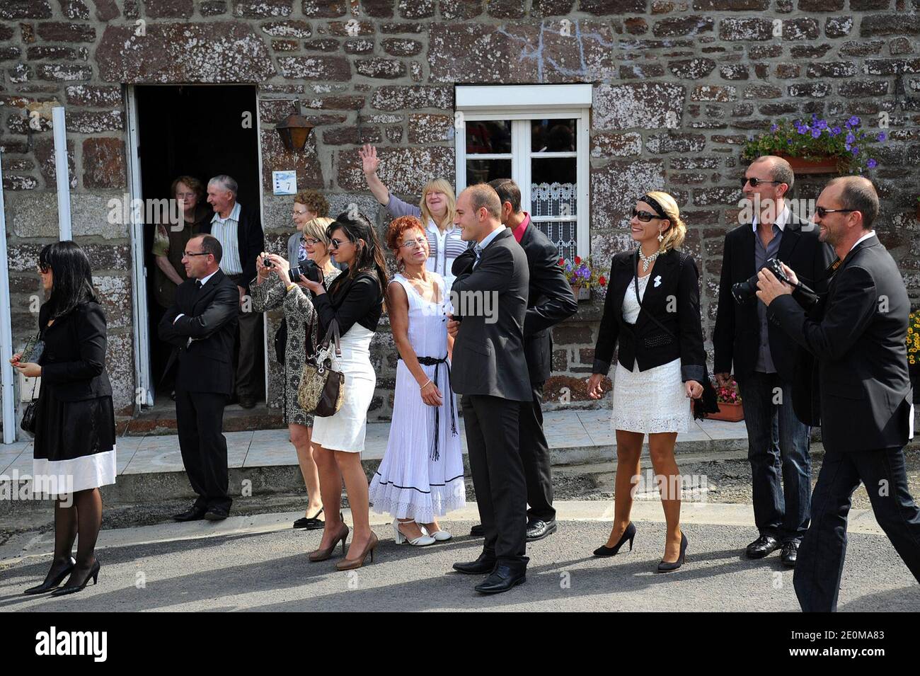 Frederique, Helena, Bertrand, Annie, Remi e Joseph partecipano al matrimonio di Thierry Olive e Annie, tutti ex candidati della serie televisiva 'l'amour est dans le pré', stagione 7, presso la città di Ver, il 15 settembre 2012. Foto di Marechal-Wyters/ABACAPRESS.COM Foto Stock