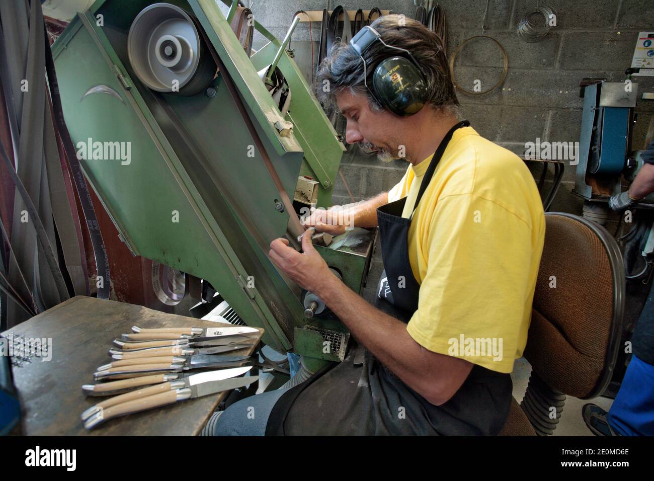 I lavoratori sono visti presso la fabbrica di coltelli 'la Forge de Laguiole' il 19 settembre 2012 a Laguiole, Francia centrale. I residenti di Laguiole, un villaggio sinonimo dei coltelli più famosi della Francia, hanno simbolicamente 'senza nome' la loro casa in una protesta per aver perso il controllo sul nome. Gli abitanti del villaggio sono furiosi che il nome Laguiole è passato nelle mani di un imprenditore che gli permette di essere utilizzato per vendere coltelli made-in-China e barbecue. Foto di Pascal Parrot/ABACAPRESS.COM Foto Stock