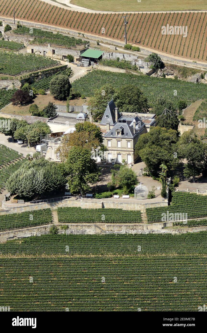 Veduta aerea del Castello Ausone a Saint-Emilion, regione di Bordeaux, Francia sud-occidentale il 20 settembre 2012. Lo Chateau - nella denominazione 'Saint-Emilion' - appartiene ai primi 10 vini 'grands Crus Class' nella zona di Bordeaux. La regione di Bordeaux, centrata sulla città di Bordeaux, copre l'intera area del dipartimento della Gironda, con una superficie viticola totale di oltre 120,000 ettari, rendendola la più grande area viticola della Francia. Le annate medie producono oltre 700 milioni di bottiglie di vino Bordeaux, che vanno da grandi quantità di vino da tavola quotidiano, ad alcune delle più costose e presti Foto Stock