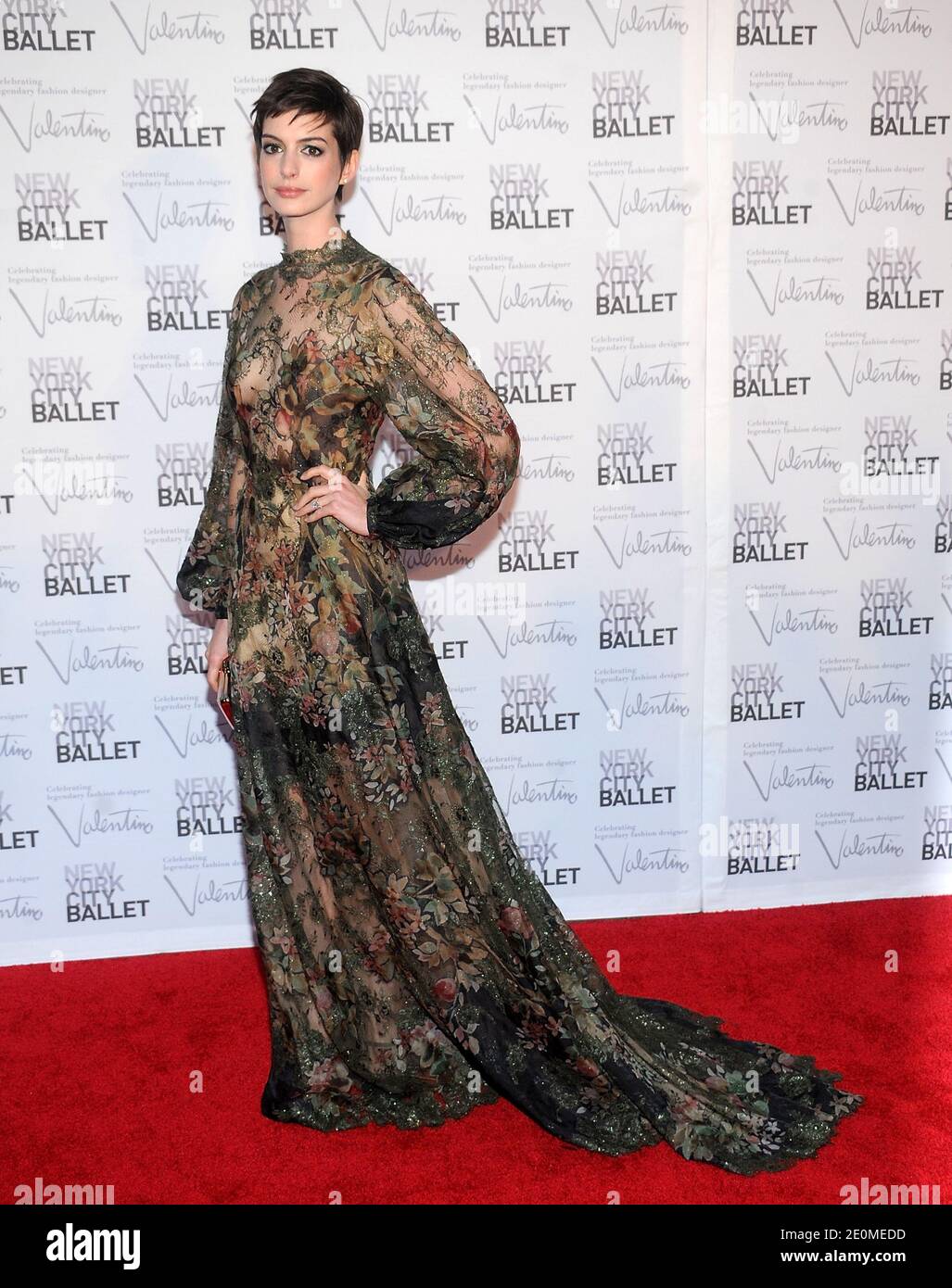 Anne Hathaway partecipa al gala autunnale del New York City Ballet al Lincoln Center di New York City, NY, USA il 20 settembre 2012. Indossa un abito Valentino. Foto di Brad Barket/ABACAPRESS.COM Foto Stock