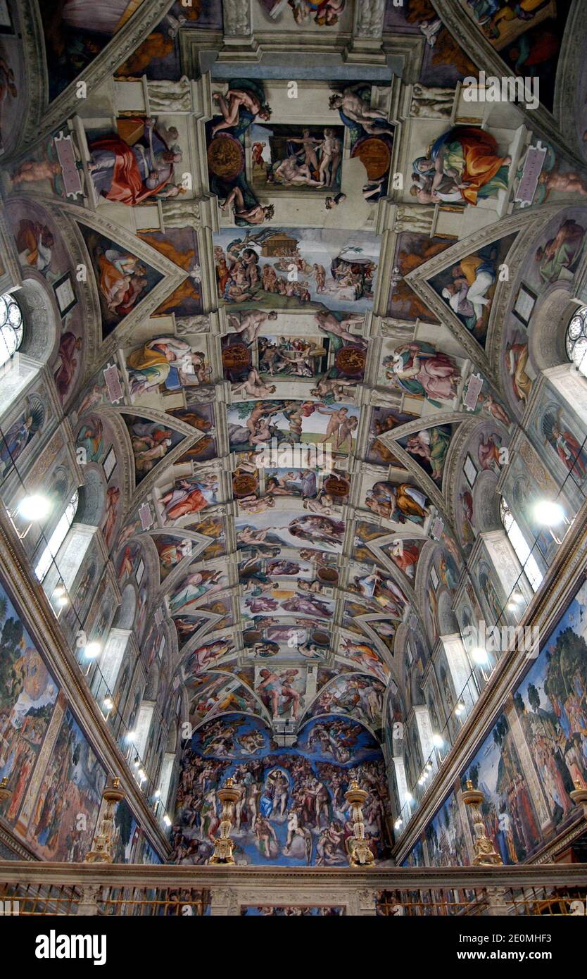 Una veduta degli affreschi di Michelangelo nella Cappella Sistina in  Vaticano prima del conclave per l'elezione di un nuovo papa il 2005.500  aprile scorso, il 1512 ottobre , Michelangelo, una delle stelle