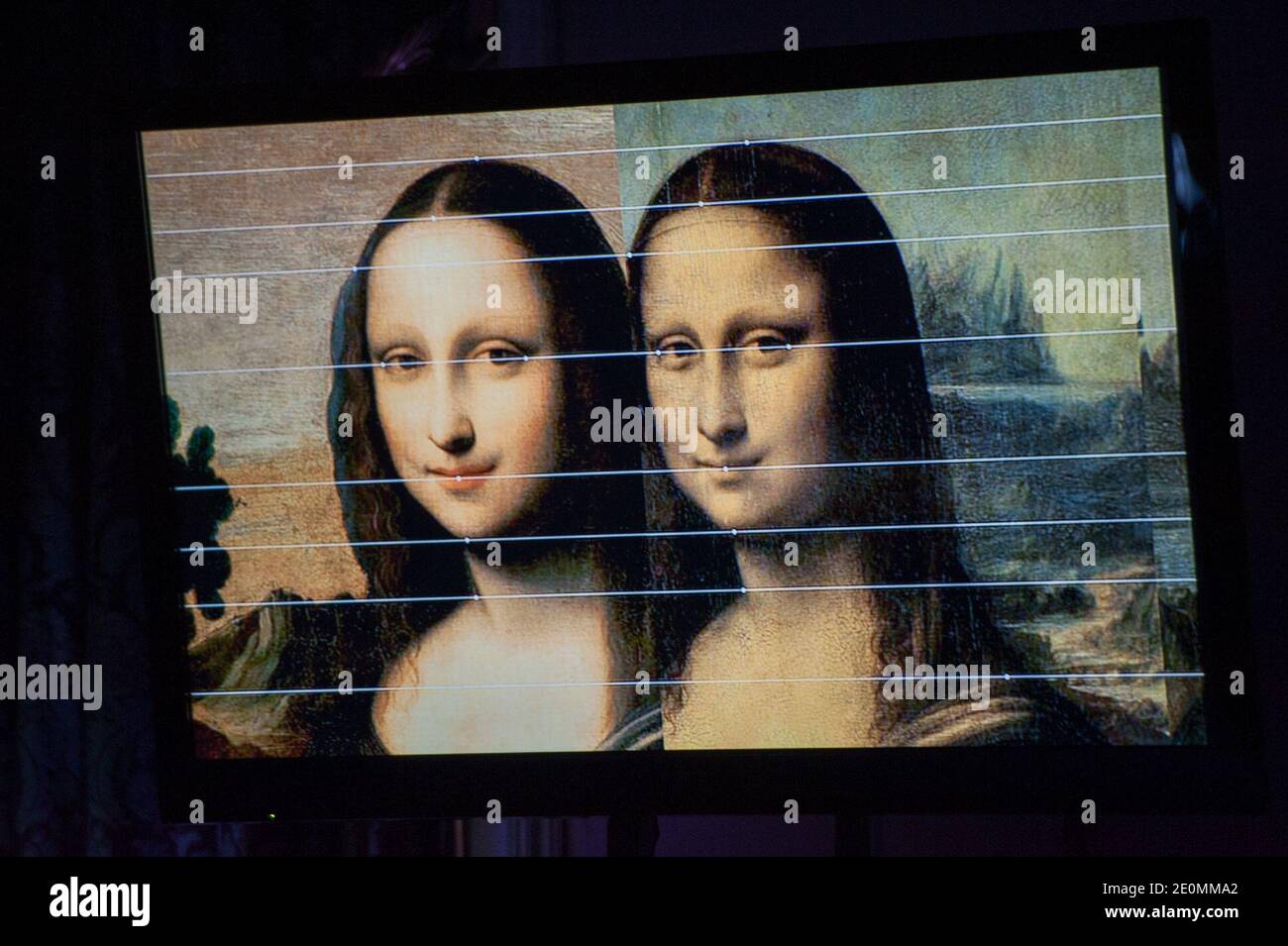 Immagine di uno schermo televisivo che mostra "Isleworth Mona Lisa" (L) e il capolavoro del Museo del Louvre da Vinci, realizzato durante la presentazione da parte della Fondazione Mona Lisa a le Beau Rivage a Ginevra, Svizzera, il 27 settembre 2012 come precedente versione della "Mona Lisa" dipinta da Leonardo da Vinci, anche se alcuni esperti hanno detto che l'affermazione era improbabile. La Fondazione Monna Lisa, con sede a Zurigo, ha presentato quello che ha descritto come un "ritratto di Lisa del Giocondo", insieme ai risultati di 35 anni di ricerca e di prove scientifiche che affermava di essere il lavoro di da Vinci e di essere stato completato abou Foto Stock