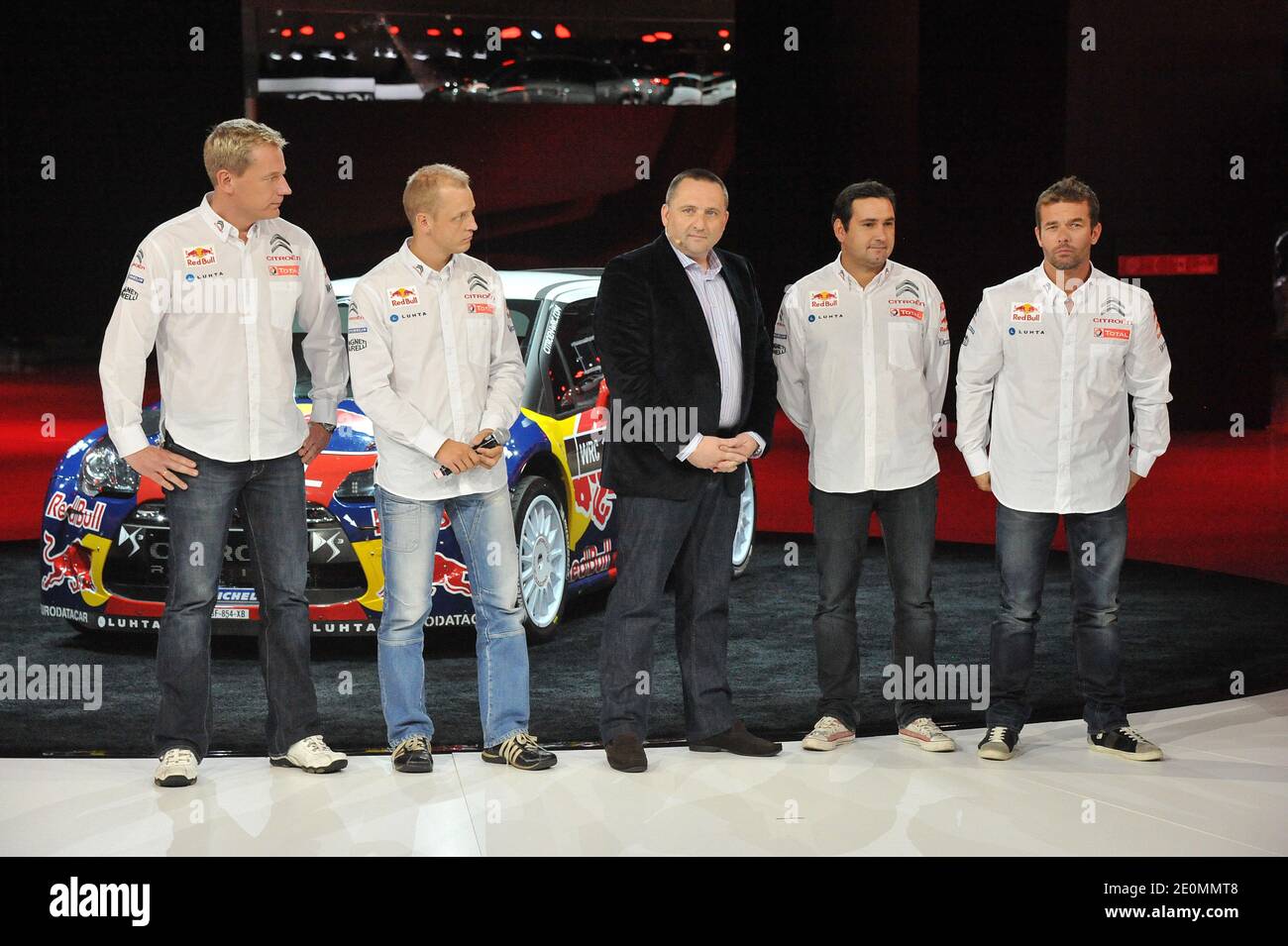 Il Principal Yves Matton (C) del Citroen Racing Team si pone al fianco del driver Mikko Hirvonen (2° L) e del suo co-pilota Jarmo Lehtinen (L), otto volte campione del mondo Rally Sebastien Loeb (R) e del suo co-pilota Daniel Elena (2° R) durante la prima giornata stampa del Mondial de l'Automobile Paris Motor Show 2012, a Parigi, Francia il 27 settembre 2012. Foto di Thierry Plessis/ABACAPRESS.COM Foto Stock