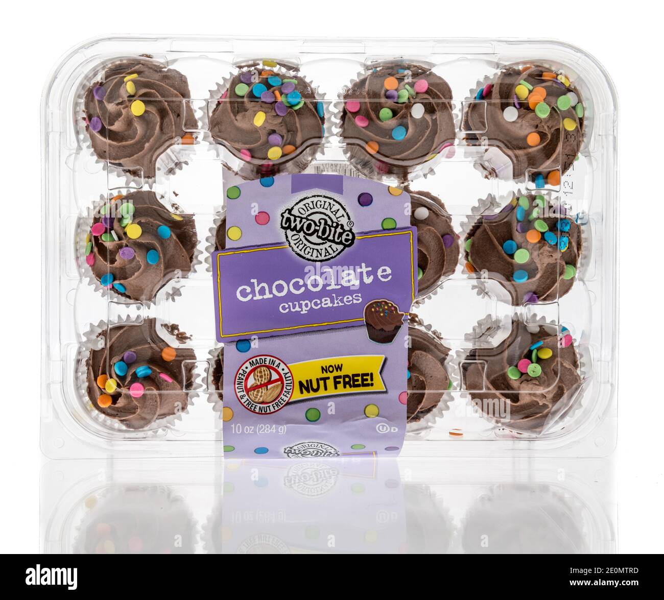 Winneconne, WI -30 dicembre 2020: Un pacchetto di due cupcake morso su uno sfondo isolato. Foto Stock