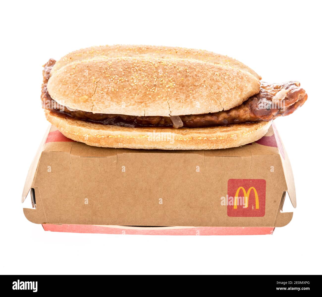 Winneconne, WI -1 gennaio 2021: Un McDonalds McRib sandswich su uno sfondo isolato. Foto Stock