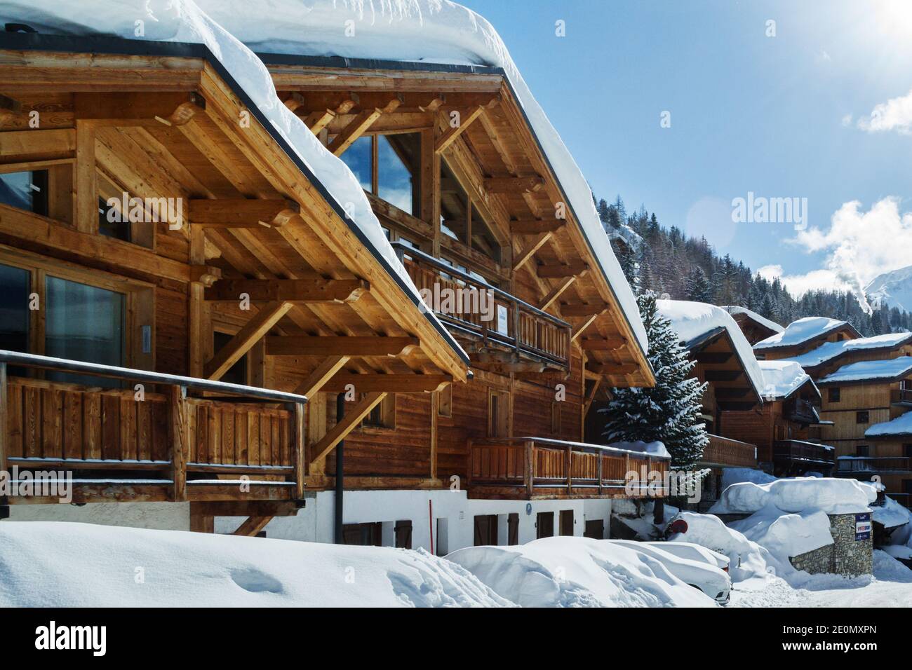 LA PLAGNE, FRANCIA - 12 FEBBRAIO: Chalet in legno a la Plagne, una stazione sciistica nelle Alpi francesi in inverno Foto Stock