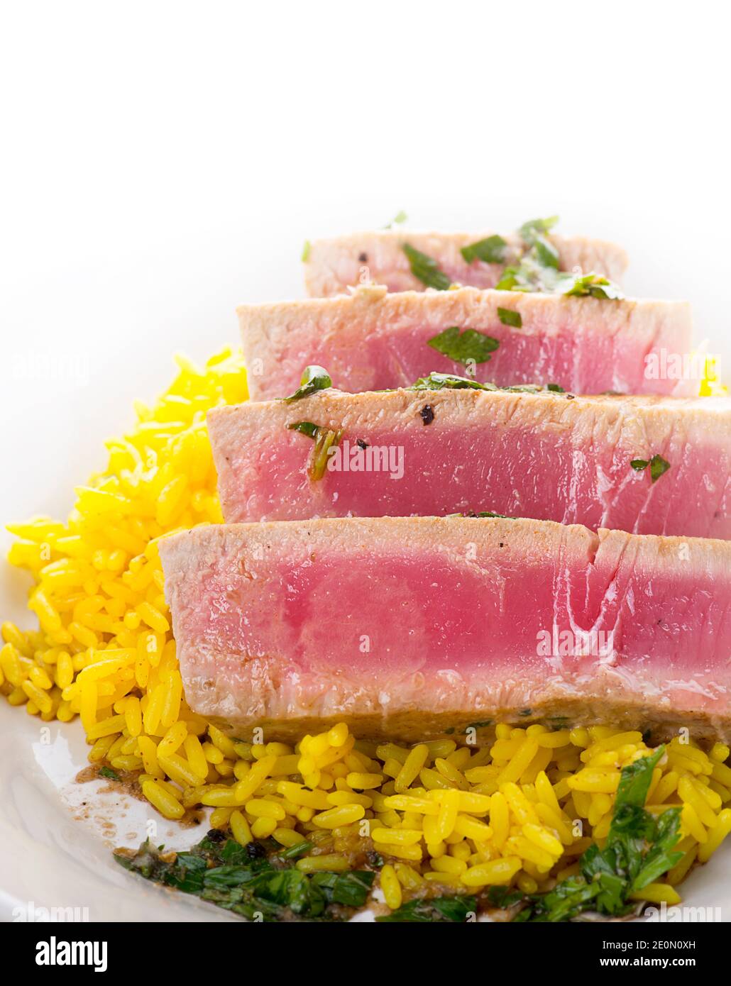 Bistecca di tonno Ahi con salsa di riso ed erbe, primo piano Foto Stock