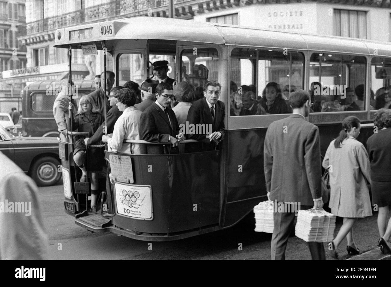 Omnibus, pieno di passeggeri, Parigi, Francia 1968 Foto Stock Omnibus, pieno di passeggeri, Parigi, Francia 1968 Foto Stock
