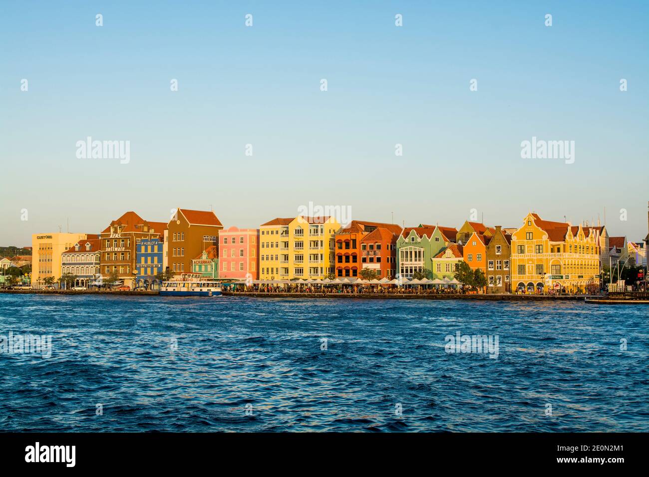 Edifici colorati, architettura nella capitale Willemstad, Curacao. Foto Stock