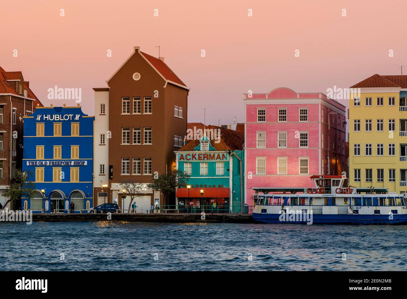 Edifici colorati, architettura nella capitale Willemstad, Curacao. Foto Stock