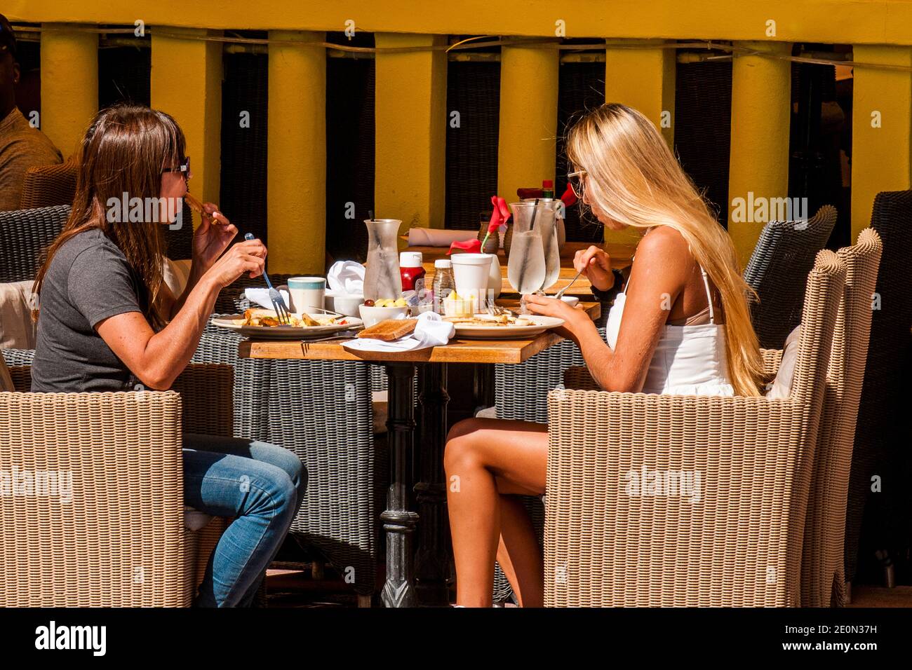 Scene di strada lungo Ocean Drive, quartiere di South Beach, Miami, Florida. Foto Stock Scene di strada lungo Ocean Drive, quartiere di South Beach, Miami, Florida. Foto Stock