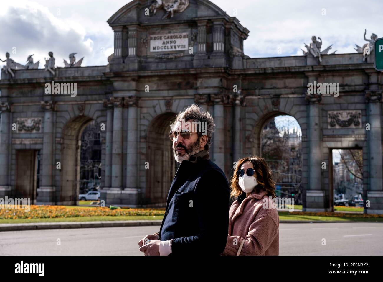 Madrid, Spagna. 01 gennaio 2021. Una coppia attraversa la strada di fronte alla Puerta de Alcalá la mattina del primo giorno dell'anno 2021. Credit: SOPA Images Limited/Alamy Live News Foto Stock