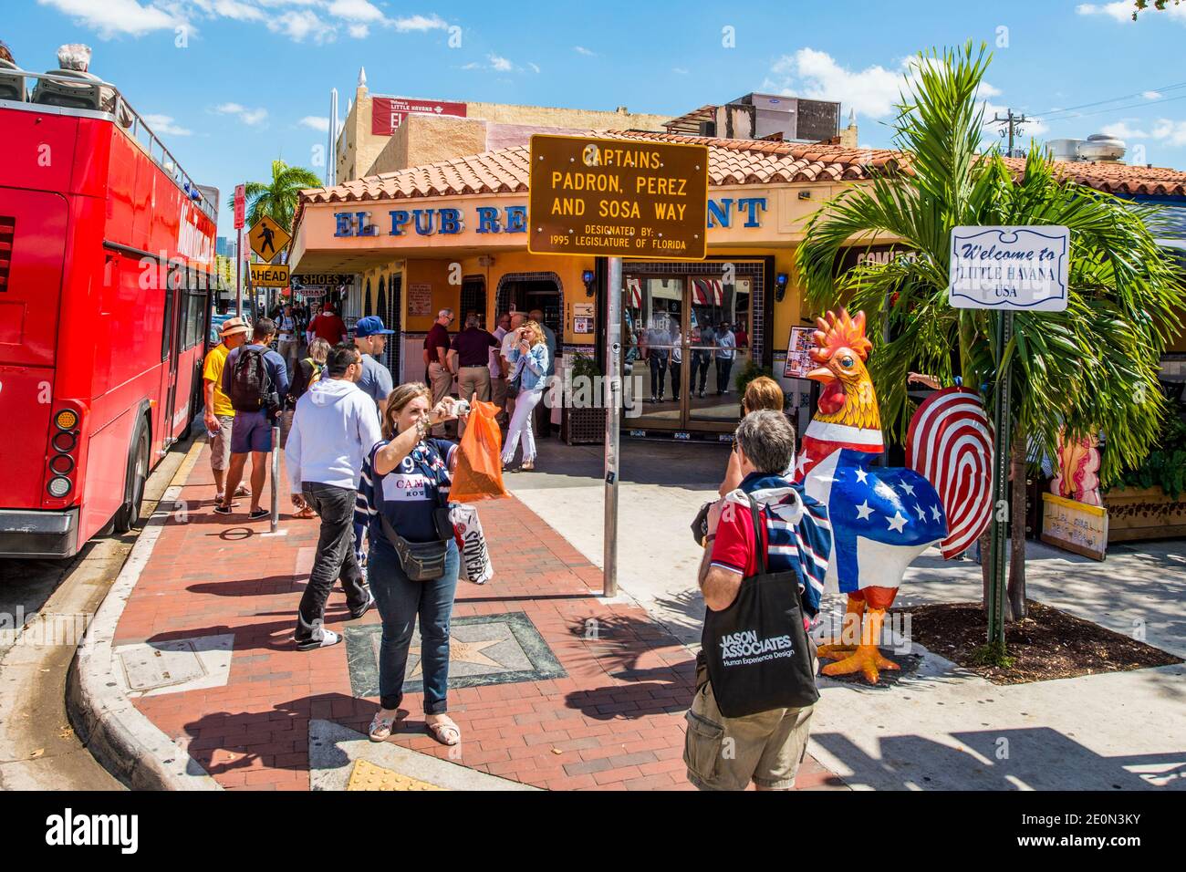 Le scene di strada lungo la SW 8th St a Little Havana è il quartiere cubano di Miami, Miami, Florida. Foto Stock