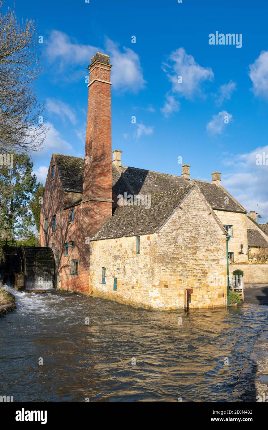 Fiume occhio alti livelli di acqua intorno al vecchio mulino nella macellazione inferiore la vigilia di Natale. Lower Slaughter, Cotswolds, Gloucestershire, Inghilterra Foto Stock